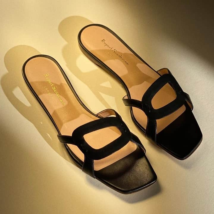 ルパートサンダーソンのインスタグラム：「#MondayMotivation I We may not be heading off for #WinterSun on this dreary Monday, but there’s nothing stopping us from planning ahead... Our bestselling Emblem Sandals return this season and are available to order online ☀️ #PerfectSandals #Planning #PostLockdown #ShoeLove #Mondays #RupertSanderson」