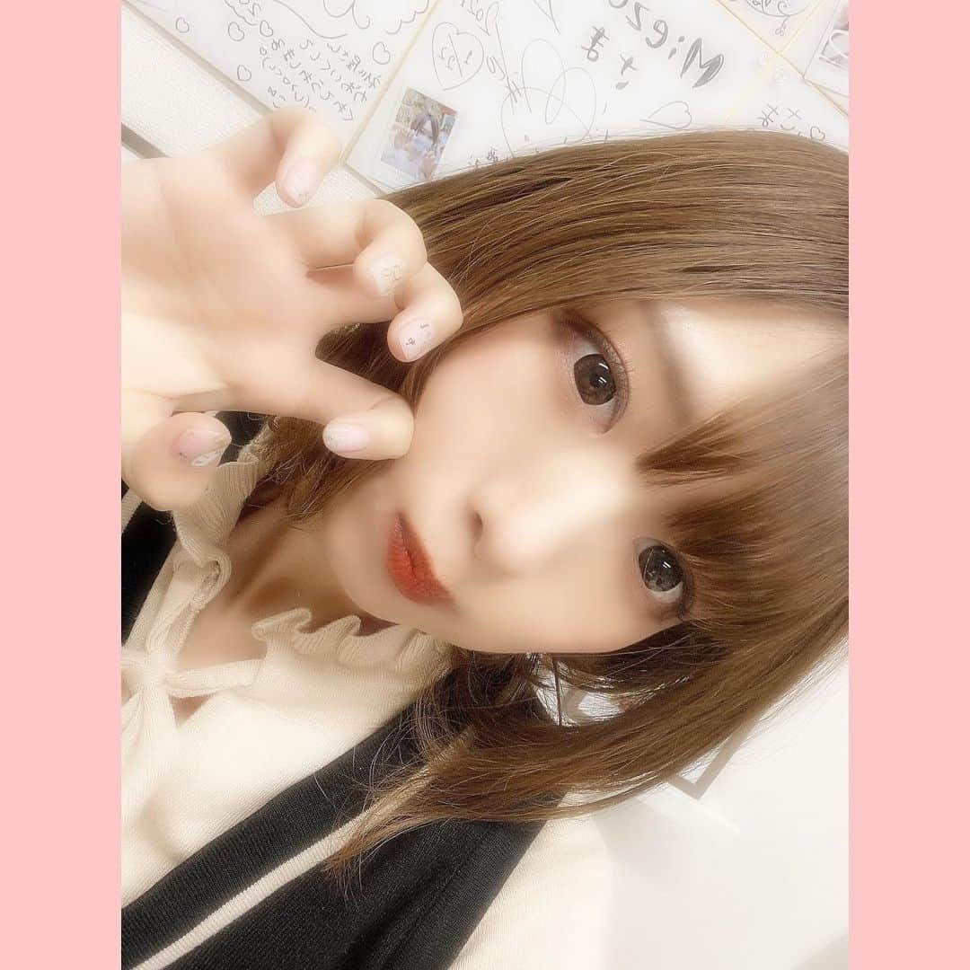 のインスタグラム：「先日ミーツェネイルにて ネイルを新しくしていただきました🎀  今回は🐇時計の白うさぎ🕰をテーマにデザイン作ってもらいました♡ デザイン: @miyaaa_desu さん✨ 施術中にもヲタク話に花が咲いて楽しい() パステルピンクとミントグリーンの自然なマーブル、超ナチュラルで可愛いのでオススメです💓  なんか、ネイルを分厚くした方が取れにく人と薄い方が取れにくい人がいるみたいなんだけど、1回目の検証結果、望月は分厚くしたほうが取れにくそう\( ˙▿˙　)/なんと全然取れてないです👐  ちなみにフットネイルは前回やってもらったのが綺麗に健在です❣️  つぎのデザインもどんな風にしてもらうか考えちゃうな〜🎀望月女子力上がっちゃうな〜(*´◒`*)照  #ミーツェネイル  #アリスネイル  #ジェルネイル」