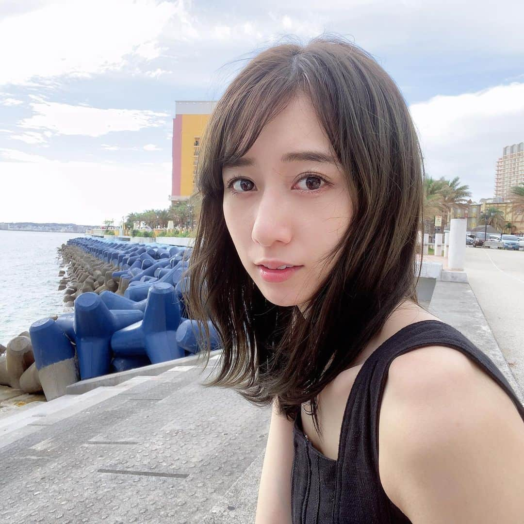 大須賀あみさんのインスタグラム写真 - (大須賀あみInstagram)「🍦﻿ ﻿ 今日はとても暖かい！﻿ ので過去にアップしそびれていた沖縄での写真を投稿しようと思います🌺﻿ ﻿ 青い海大好きなんですよね😌﻿ 沖縄行きたいな〜〜〜！！﻿ ﻿  #沖縄旅行 #女子旅 #沖縄女子旅 #snidel #snidelワンピース #過去pic」2月22日 17時11分 - osugaami_official