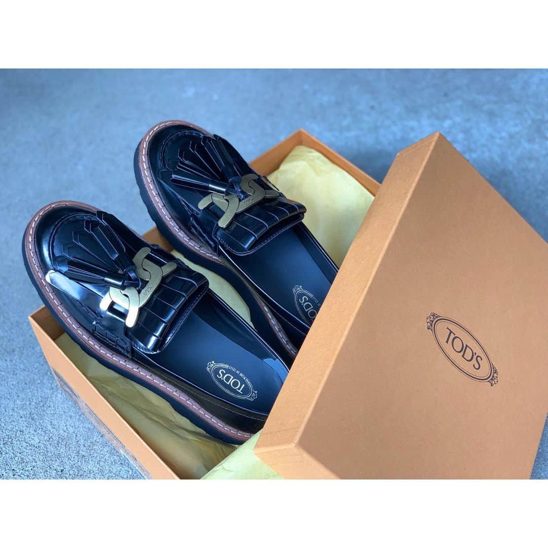 liiiiche23のインスタグラム：「・﻿ ・﻿ @tods   全国ラス1を確保して頂いた👞﻿ 今の気分にピッタリな厚底ローファー🧡﻿ 早速履いてみたけど、激しく靴擦れした🤣﻿ 頑張って履きならそ✊﻿ ・﻿ ・ #fashion #instafashion #instagood #tods #todsshoes #トッズ #ローファー #厚底ローファー」