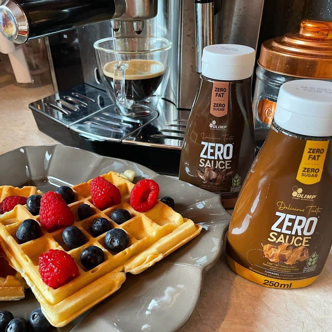 イガ・バウムガルトのインスタグラム：「Hello Monday 🥰.  Kawa i gorfy zawsze jest dobrym rozwiązaniem 😎 do tego owoce i sosiki 😍 @olimp_nutrition_pl proponuje trzy bezcukrowe smaki, który wybieracie ? Jak widać ja odrzuciłam sos truskawkowy (bo nie lubię owocowych sosów)  #monday #olimp #olimpsportnutrition #gofry #nosugar #coffee #coffeetime」