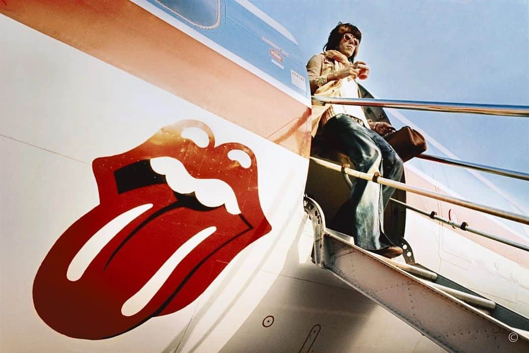 The Rolling Stonesさんのインスタグラム写真 - (The Rolling StonesInstagram)「Keith Richards exiting 'The Starship' Rolling Stones U.S. Tour, 1972  "While almost all Keith has accomplished is by this point legendary, this particular time, and this particular tour were among the most notorious." -- Ethan Russell  #therollingstones #keithrichards」2月22日 17時18分 - therollingstones