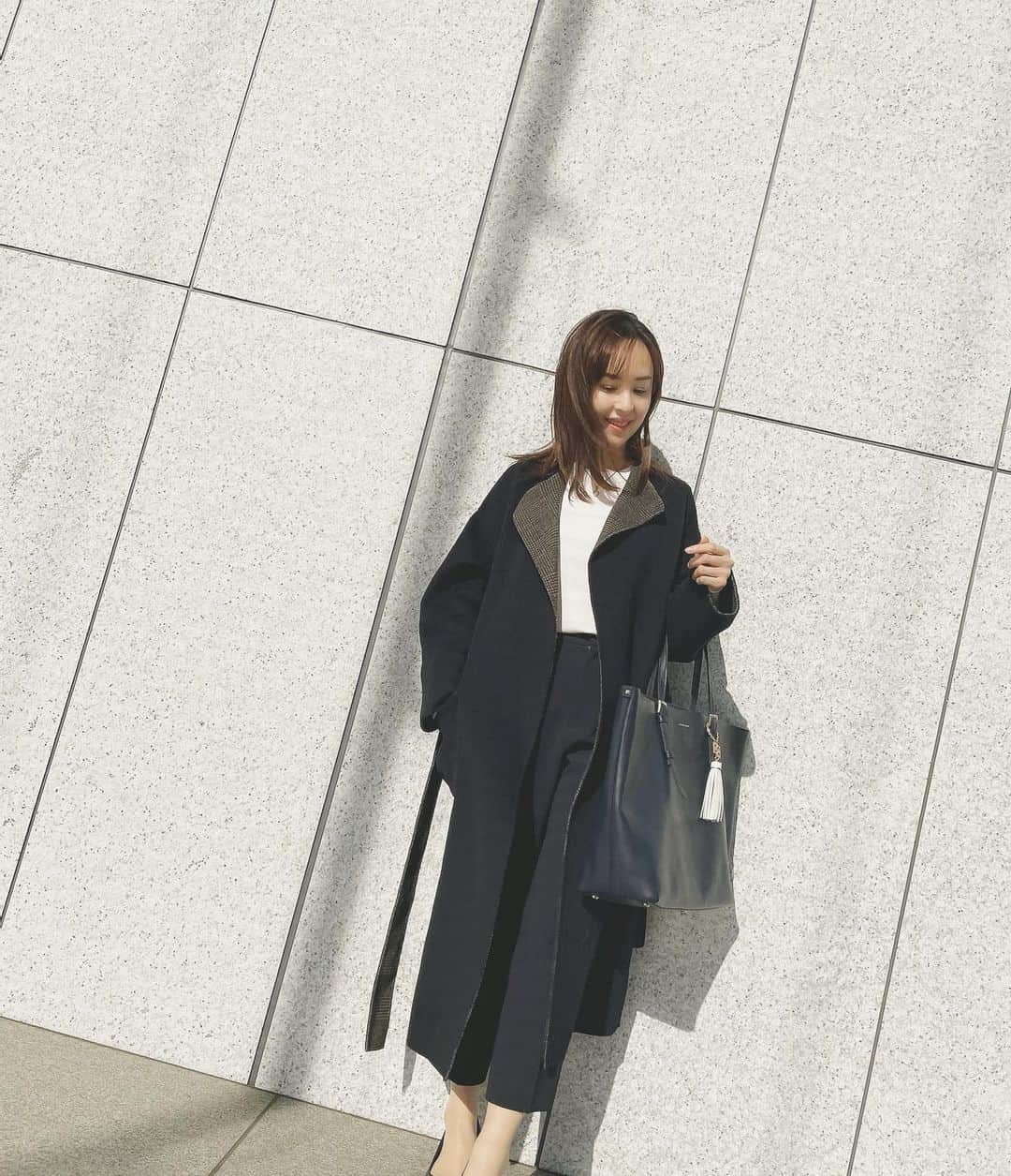 乙黒えりのインスタグラム：「次女のお迎えに行ってそのまま習い事へ行く時があります。  娘の習い事セットと上履きや幼稚園バッグまでも入っちゃうくらい大容量のトートバッグだと本当に便利。 @fumikoda.official のトートバッグです。  レクサスの中のシートと同じ合成皮革でできてるらしく、すごく上質で安心感があるし、カラーも豊富で、 フリンジも後付けできるので、気分を変えて使えるし、これだけ入れば 一泊の旅行とかでも使えそう。  #ママバッグ#通勤バッグ#お受験バッグ#ネイビートートバッグ#トートバッグ#フミコダ#fumikoda#ママファッション#ママコーデ#エシカルファッション#アニマルフリー」