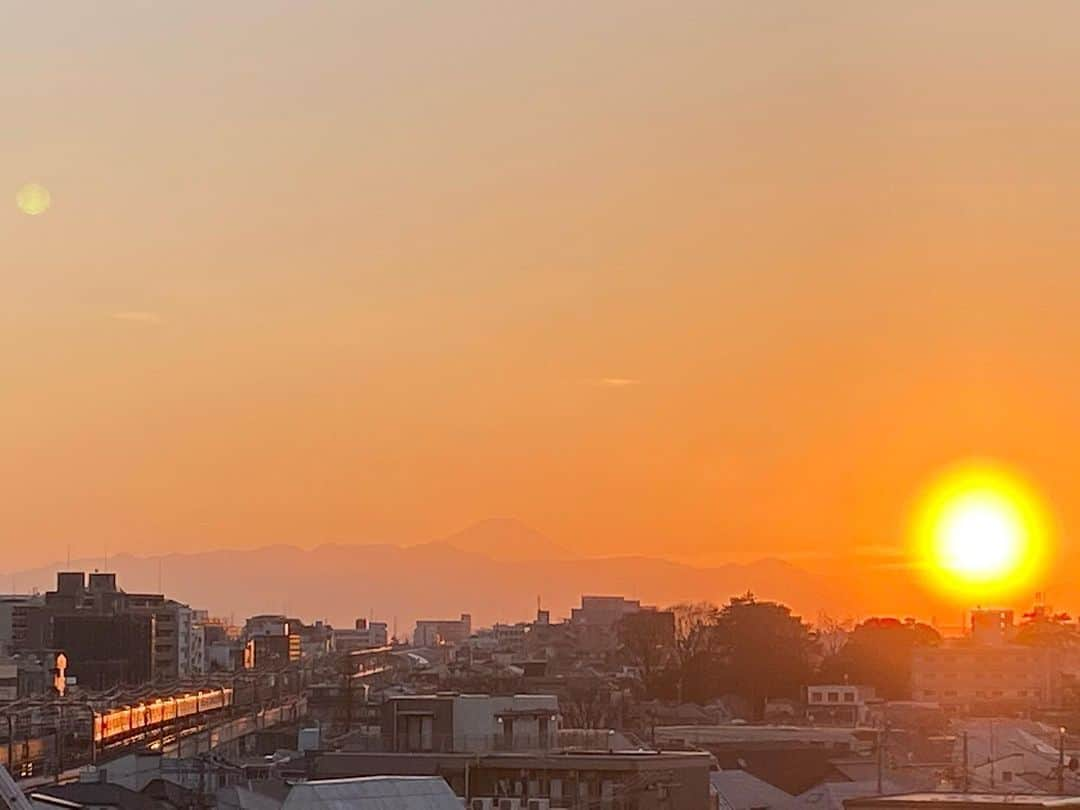 石榑亜紀子のインスタグラム：「真っ赤な太陽と、富士山と電車と🌇  #太陽 #夕陽 #夕陽が綺麗 #空 #心の浄化 #空が好きな人と繋がりたい #sky #skylovers #instasky  #夕焼け #富士山 #ランナー #ランニング部  #走る気象予報士 #アスリートフードマイスター2級 #男の子ママ」