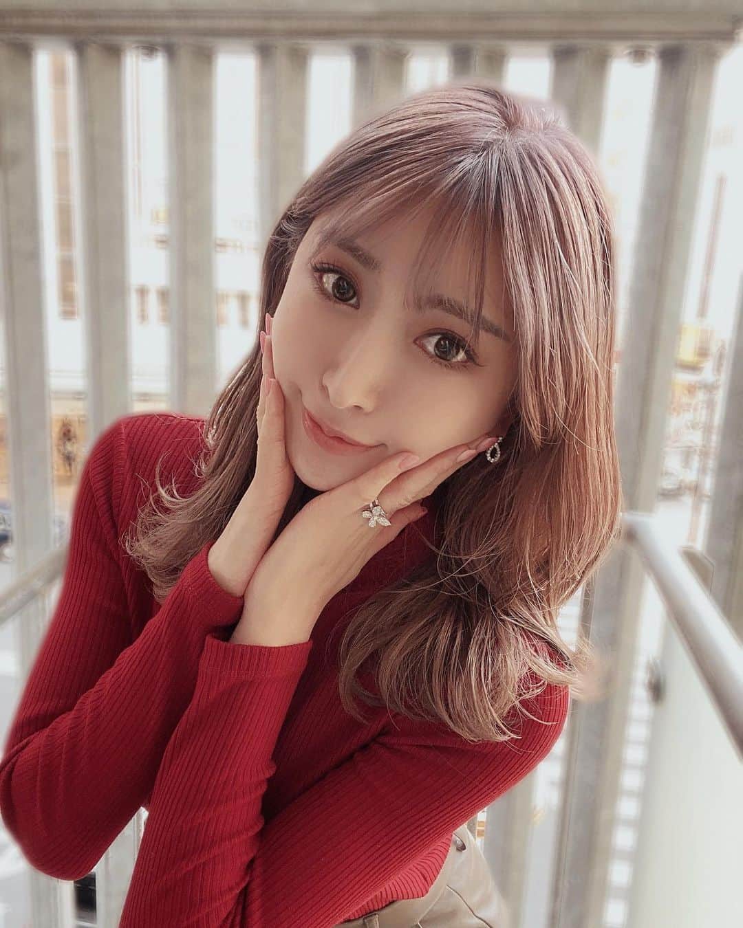 のインスタグラム：「春カラーにイメチェン🎎✨  さくらぴんく🌸🍡  メイクもピンク系👀  #美容好き #あざとかわいい #スタイリング #韓国好き #オルチャンヘア #ムルギョルウェーブ #ヨシンモリ #ヘアケア #ヘアスタイル #イメチェンカット #春カラー #春ヘア #透明感カラー #トリートメント #おしゃれ #モテ髪 #ツヤ髪 #艶カラー #小顔効果 #小顔ヘア #japanesegirl #hairstyle #haircolor #followｍe #instalike #likeforfollow #japan_of_insta #springstyle #springhascome #fashionista」