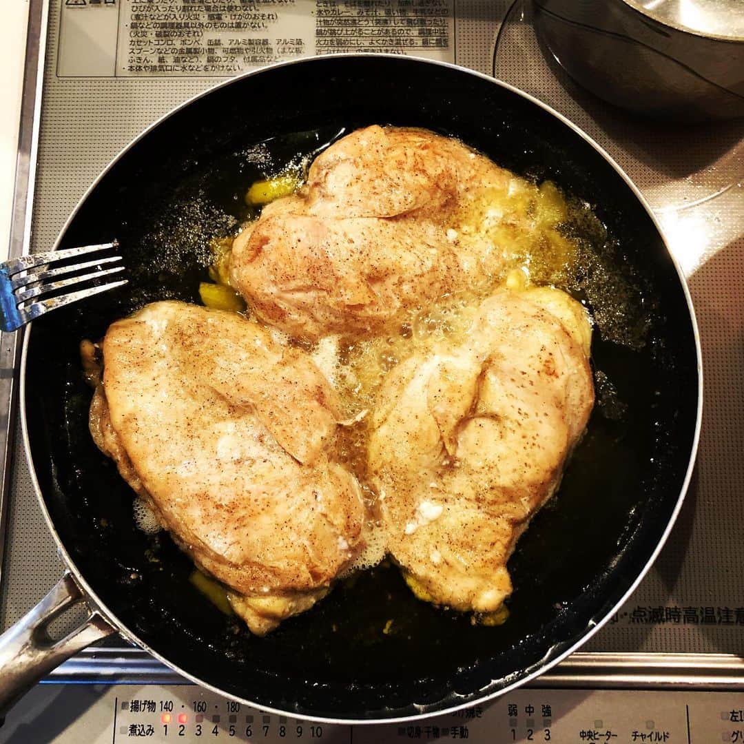 木村真野のインスタグラム：「胸肉をオリーブオイルで煮込む👩🏼‍🍳 #胸肉　#オリーブオイル　#煮込む」