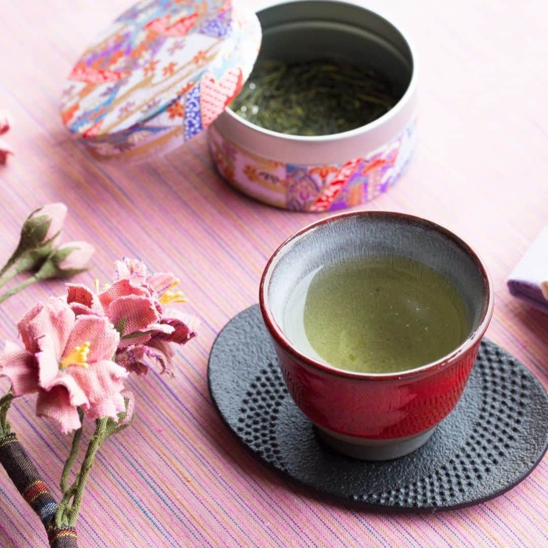 星野リゾートさんのインスタグラム写真 - (星野リゾートInstagram)「【星野リゾート 春の施設紹介】  界 遠州 - KAI Enshu  全室より浜名湖を望む温泉旅館。中庭には、ツツジと茶の木を交互に配置した「つむぎ茶畑」があり、静岡の魅力溢れる景色をお楽しみいただけます。 館内に漂う茶香炉の香りやお茶の持つ味わいを再発見していただける毎日開催のお茶会、客室用のお茶を12種類から選べる「ティーセラー」など、館内随所にて茶処ならではのおもてなしをご用意しています。  Lake views from every room  ▼おすすめのポイント▼ ➀全室浜名湖の眺望が楽しめる宿 ➁2種類のツツジが花咲く「つむぎ茶畑」 ➂新茶を使ったお茶の持つ味わいや美しさを再発見できる「美茶楽」体験  #HoshinoResorts #星野リゾート #Kai #界 #KaiEnshu #界遠州 #Shizuoka #Hamamatsu #Kanzanji #静岡県 #浜松市 #舘山寺温泉 #静岡旅行 #ShizuokaTrip #luxuryresort #JapaneseHotels #Ryokan #Hotspring #Onsen #travelJapan #ig_Japan #JapanTravel」2月22日 17時30分 - hoshinoresorts.official