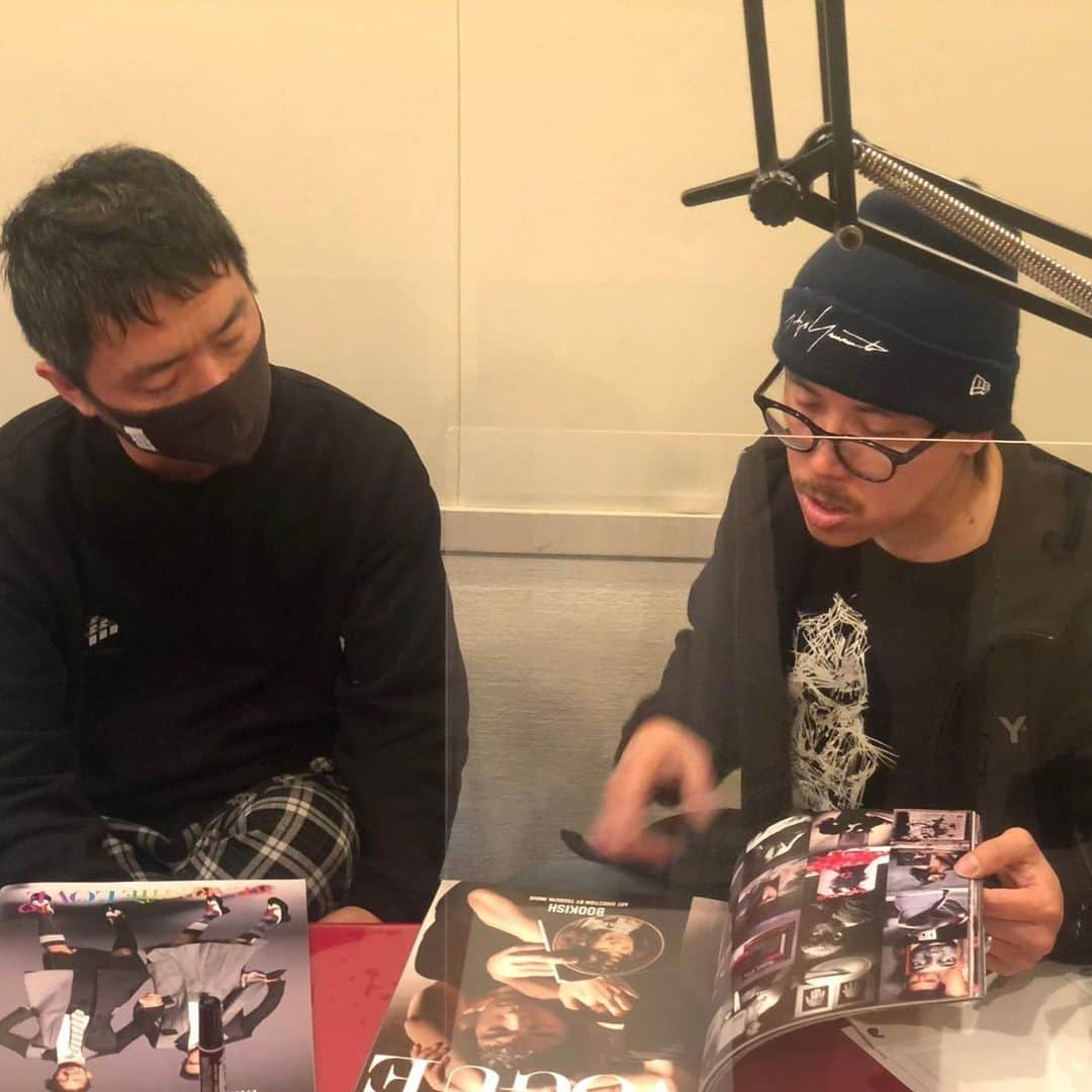 土井地博さんのインスタグラム写真 - (土井地博Instagram)「BEAMS TOKYO CULTURE STORY RADIO Guest:レスリー キー（フォトグラファー）  @lesliekeesuper   InterFM897、FM COCOLOにてネット放送中。 2021  2021.2.20 (SAT) / 2.27（SAT）INTER FM   2021.2.19 (FRI) / 2.26（FRI）FM COCOLO  「愛」をテーマにお送りする2月の「BEAMS TOKYO CULTURE STORY」。 3、4週目は、フォトグラファーのレスリー・キーさんをお迎えし、 活動のきっかけや、ご自身が孤児院で生活を送り、 「多くの大人達からサポートを受けてきたその恩返しがしたい」との思いから始めた 「We are the Love」プロジェクトについてなどをお伺いします。  FM COCOLO (関西圏) FRI. 18:30-18:59 InterFM897 (関東圏) SAT. 14:30-14:59  ※radiko.jp やPodcastでも  #レスリーキー #LeslieKee #photographer #写真家 #beams897 #ビームスのラジオ #beamstokyoculturestory #beams #radiko #ラジオクラウド  #ビームス  #wearethelove  #beams」2月22日 17時30分 - hiroshi_doiji