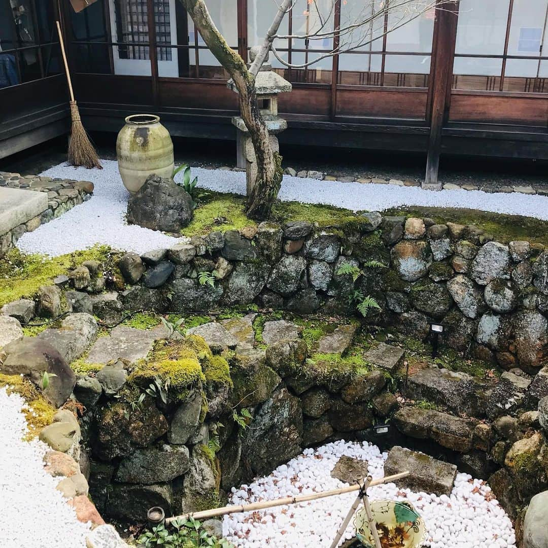 土屋眞弓さんのインスタグラム写真 - (土屋眞弓Instagram)「京都円通山興聖寺 慶長八年(1603年)開山 古田織部により建てられた臨済宗のお寺です 本堂の天井には龍🐉がいらっしゃる(写真は撮りませんでした) 歴史ある当時からの木の襖には素晴らしい絵が残っていました 古田織部の茶室も拝見させて頂きました🙏 この後こちらの方丈で素晴らしい襖絵のお披露目がありました その時の模様は後ほど  #臨済宗円通山興聖寺 #古田織部 #古田織部茶室」2月22日 17時31分 - mayumi.vivian