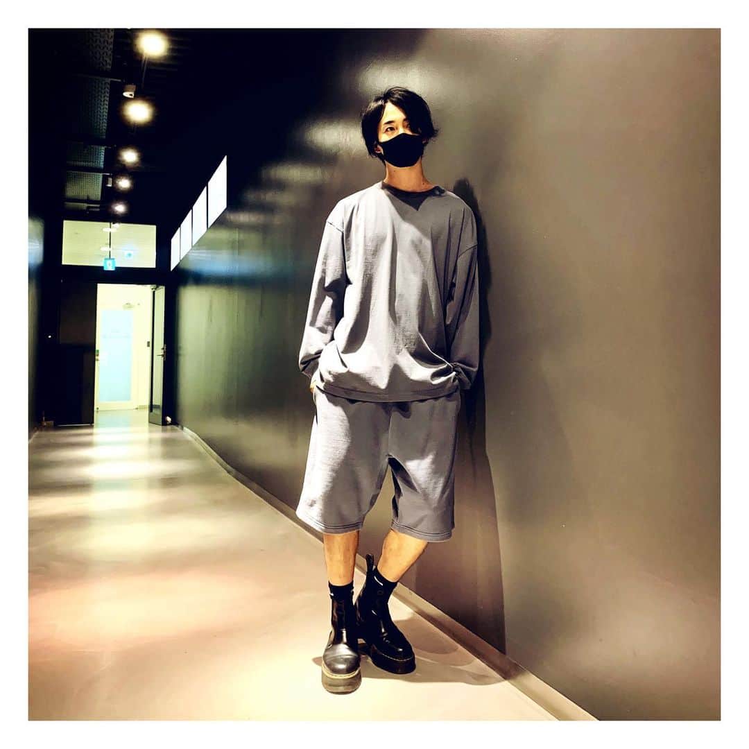 のインスタグラム：「今日もあったかい 気持ちいいなぁ  Top : @hm  Pants: @hm  Shoes : @drmartens_japan   #blankstaples」