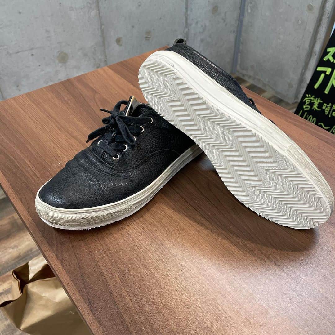 Sneaker At Randomのインスタグラム：「心斎橋の梅本です。 本日はリソールを行いました。 このようにアッパーと一体型のソールでもリソールを行うことができます！  #アンジェラスペイント#Angelus Paint#スニーカー好き#スニーカーアトランダム #スニーカー #スニーカー修理 #修理職人 #市川 #本八幡 #大阪 #心斎橋#sneakeratrandom #sneaker #shoestagram #repair」