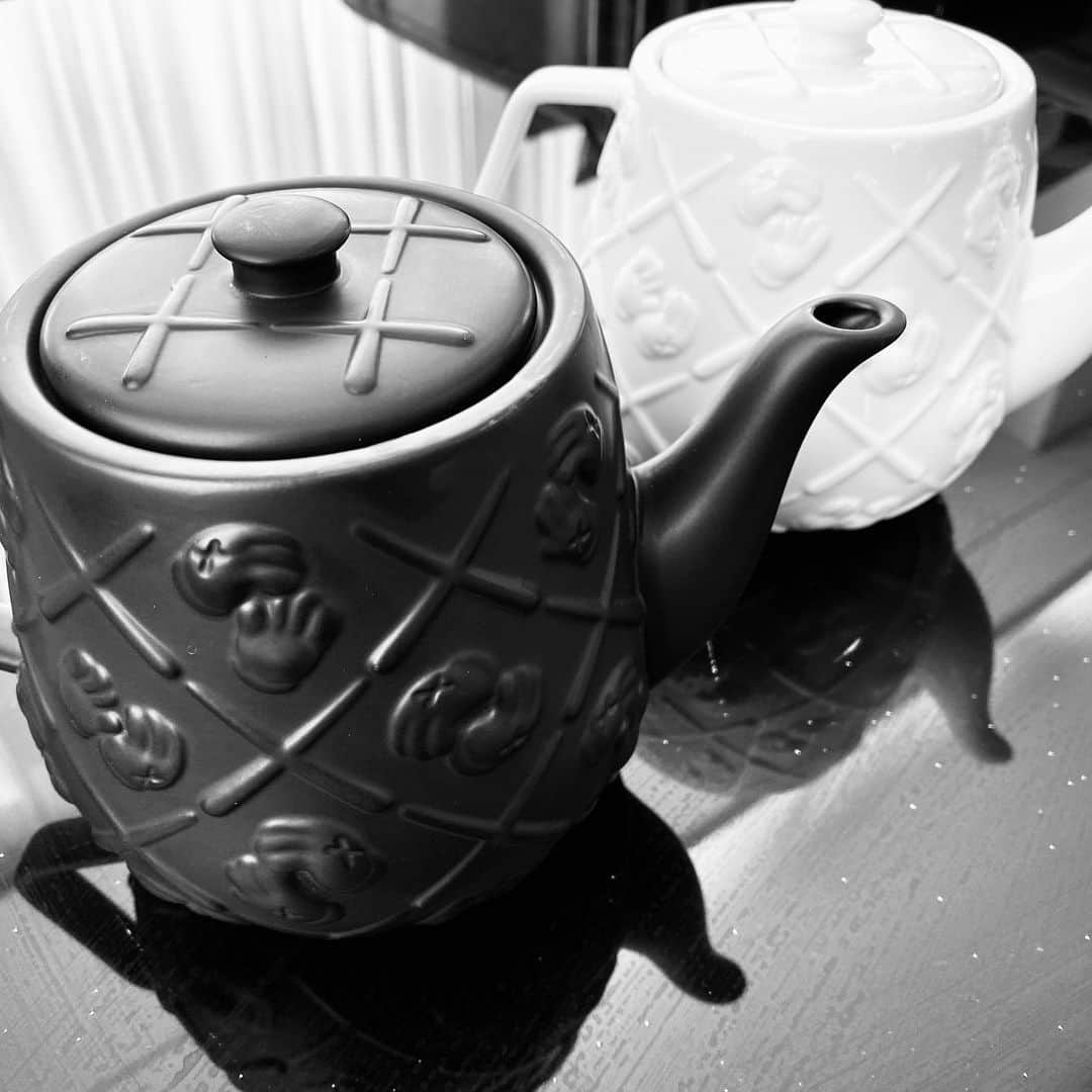 キム・ヨングァンさんのインスタグラム写真 - (キム・ヨングァンInstagram)「@kaws🖤🤍 #teapot 🖤🤍」2月22日 17時24分 - aksakfn12