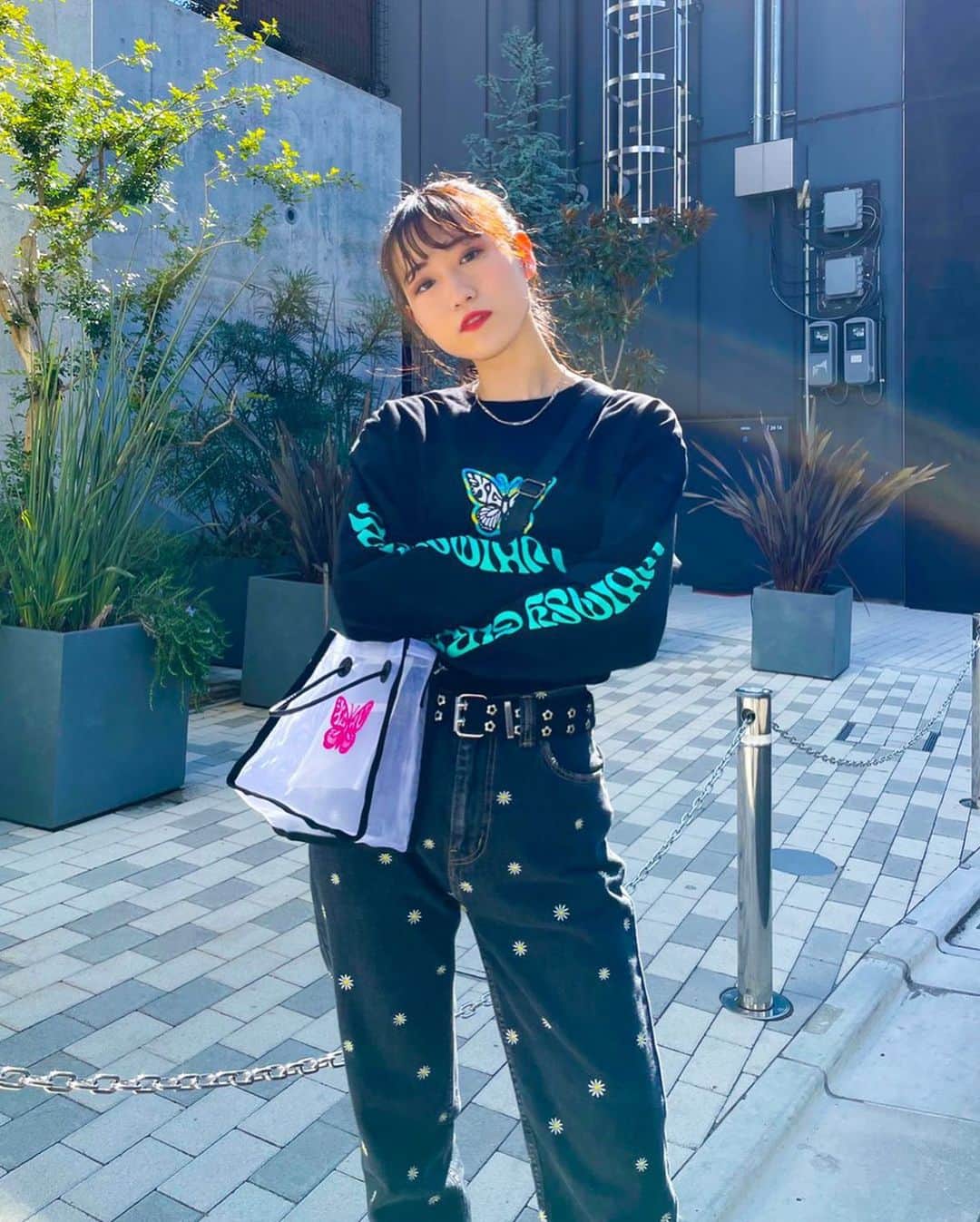 XGIRL_ootdのインスタグラム：「#xgirl_ootd @ayanaaan_26 158cm X-girl store STAFF ・ ------------------------------ ・ ◼️MARBLE BUTTERFLY L/S TEE ¥6,000+tax(SIZE L) ◼️DAISY EMBROIDERY PANTS ¥14,000+tax(SIZE M) ◼️BUTTERFLY SHOULDER BAG ¥5,500+tax ・ ----------------------------------- #xgirl #xgirljp #xgirlus #エックスガール」