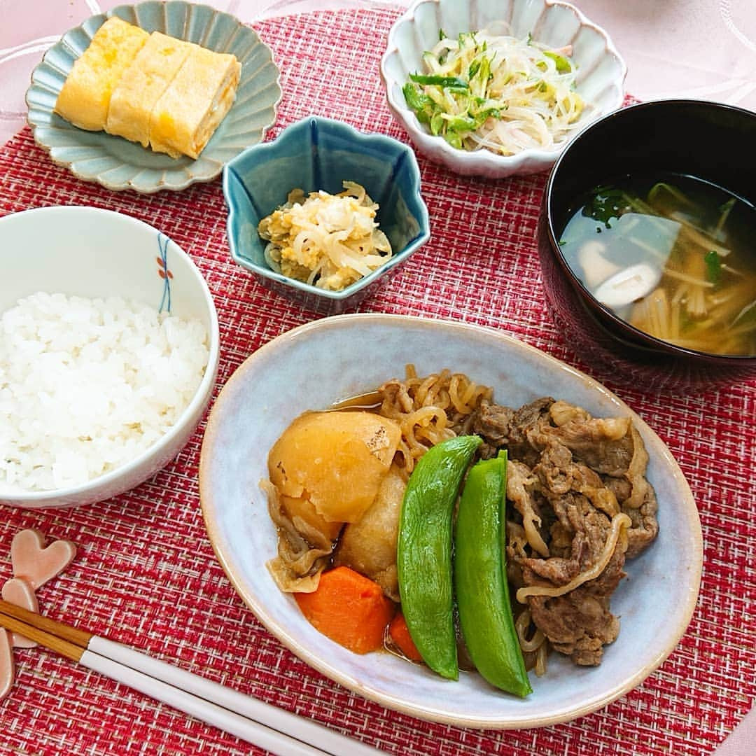 佐藤実絵子のインスタグラム：「〔肉じゃが〕ごはんのきろく🍚🍴 * たまにむしょうに肉じゃが食べたくなる🥺そんな時だけ牛肉買います(笑) * 春雨サラダは明方ハムたくさん入れて作ったよー * * 最近ファンのみんなとのふれあい不足だ😢ズームのお話し会とかやろうかなー🤔 * * #みえこごはん #レシピ #二人ごはん #ふたりごはん #おうちごはん #おうちごはんlover #しあわせごはん #家庭料理 #献立 #デリスタグラム #デリスタグラマー #クッキングラム #てづくりごはん365 #フーディーテーブル #うつわ好き #うつわ #instafood #lovefood #instalove  #foodstagram #japanesefoods」