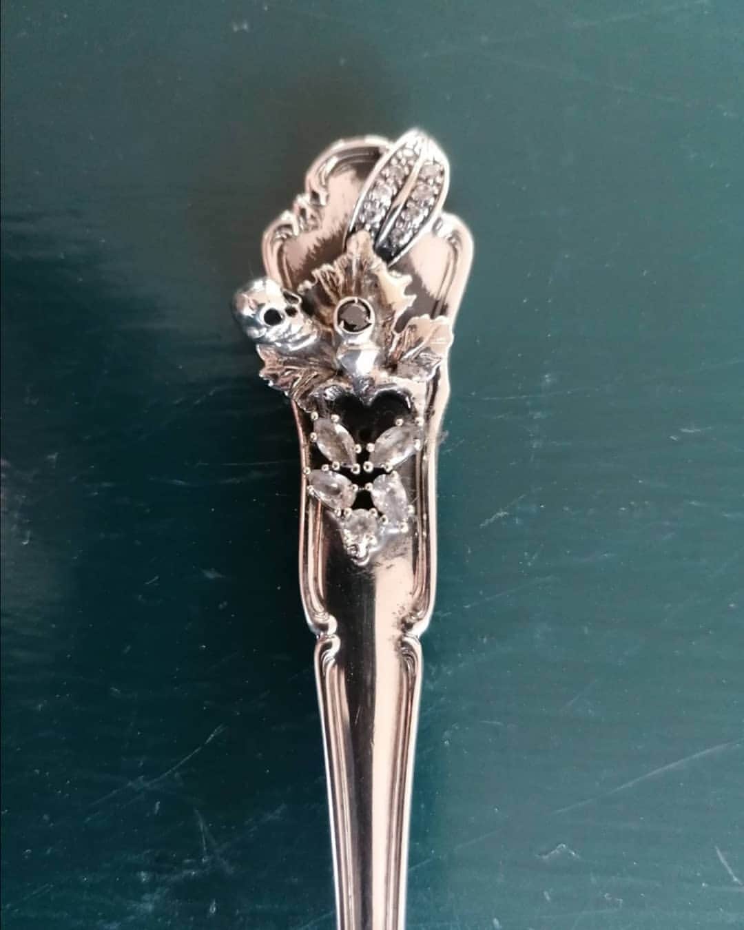 イオッセリアーニのインスタグラム：「STAY HOME? STAY CHIC! Silver vintage  spoon by iosselliani. Available at flagship store only. #iossellianidesign #silverspoon #silvervintage #reedition #stayhomestaychic #handmadesilverjewelry」
