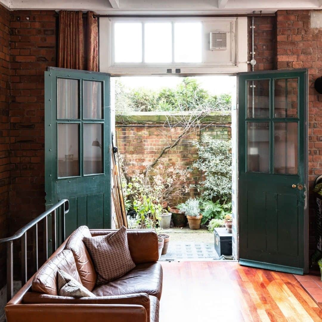 The Modern Houseさんのインスタグラム写真 - (The Modern HouseInstagram)「#forsale Industrial Icon: a warehouse conversion in east London with soaring double-height ceilings and original factory windows. Follow the link in our bio to view the sales particulars.」2月22日 17時30分 - themodernhouse