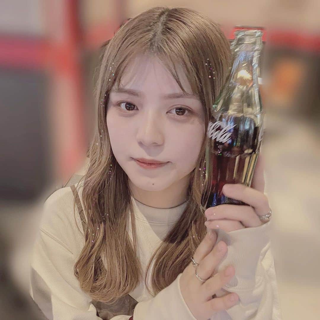 Dorothy Little Happyのインスタグラム：「🍀 * ビンのコーラってオシャレよね🪄」