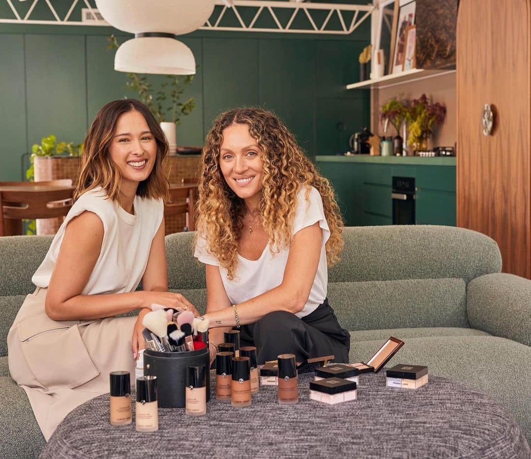 Vogue Australiaさんのインスタグラム写真 - (Vogue AustraliaInstagram)「Looking to master a new make-up look in 2021? @davidjonesstore enlisted Vogue-favourite make-up artist @filomena_makeup and beauty editor @eleanorpendleton to school us on the season’s coolest trends—from a riff on the no-makeup make-up look which dominated last year, to mastering a classic winged eyeliner with a colourful twist. Link in bio for their advice. 💄 #DJsBeauty #TheBeautyCut #TheBeautyCutMasters」2月22日 17時34分 - vogueaustralia