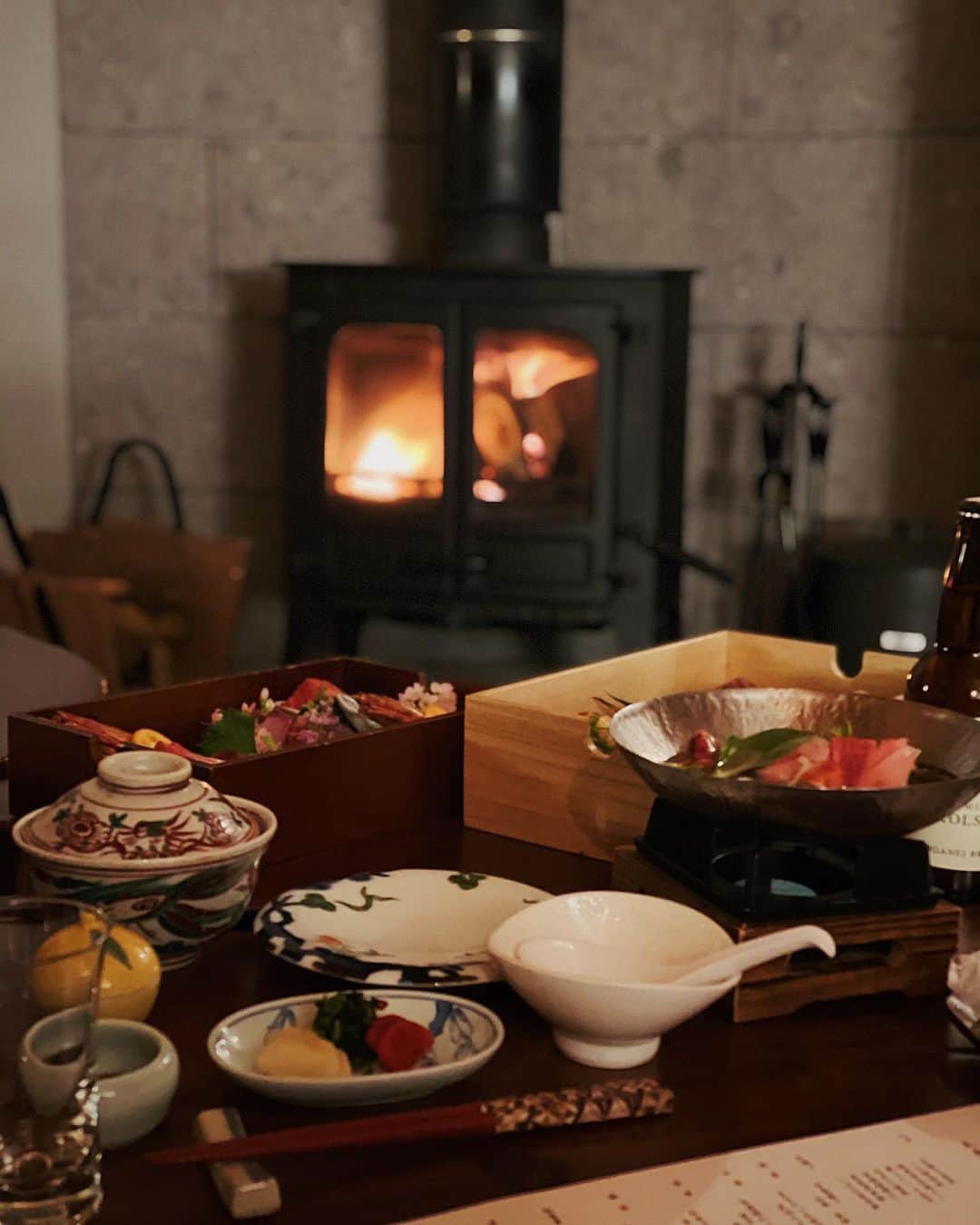 北出ゆいさんのインスタグラム写真 - (北出ゆいInstagram)「❤︎❤︎❤︎ . 暖炉があってあったかホテル☺️ ご飯は部屋食なので最高です🍻  . #箱根#リゾートホテル #グランピング #親友旅行😚」2月22日 17時34分 - yuiyui_nstagram