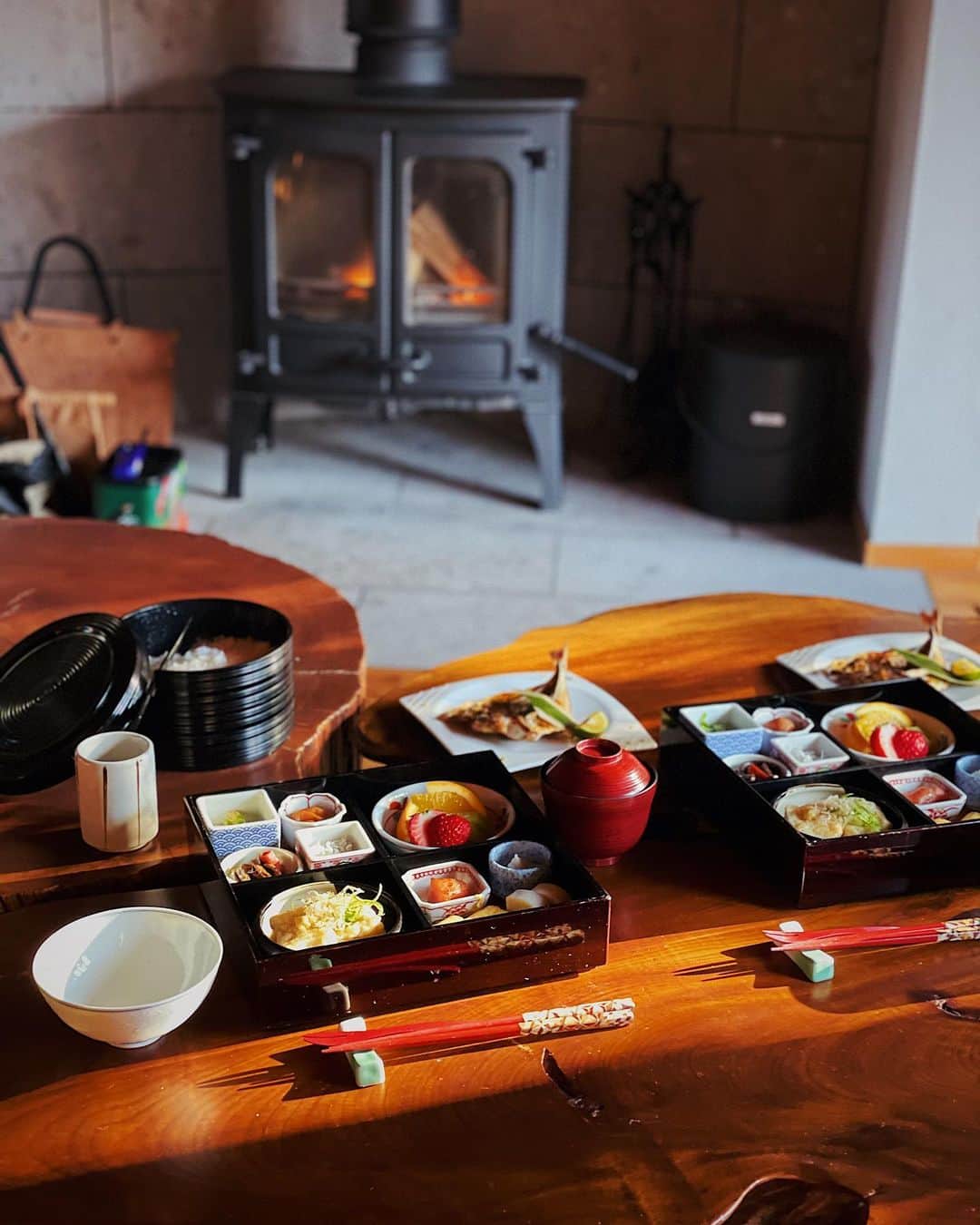 北出ゆいさんのインスタグラム写真 - (北出ゆいInstagram)「❤︎❤︎❤︎ . 暖炉があってあったかホテル☺️ ご飯は部屋食なので最高です🍻  . #箱根#リゾートホテル #グランピング #親友旅行😚」2月22日 17時34分 - yuiyui_nstagram
