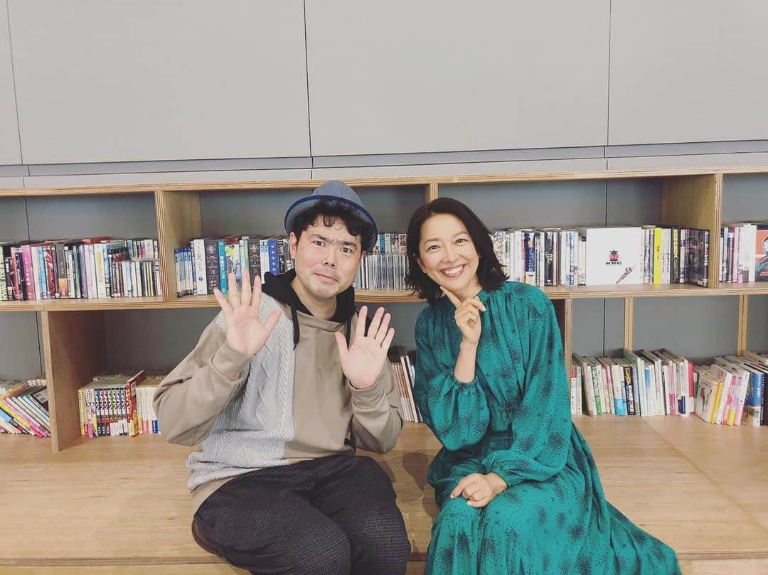 のインスタグラム：「事務所に台本を取りに行ったら、羽田さんに会えましたぁー☺️ 嬉しい。 優しくて天使のような羽田さんに会うと、心が浄化された気持ちになりますw お互い『無事に公演から2週間たったんだね〜！』と喜び合いました。 またご一緒できますように！ 今日は暖かいですね。自転車覚えたての娘どんとサイクリングしてきました🚴‍♀️ #羽田美智子 #山口森広 #レプロ #レプロエンタテインメント #LesProsentertainment #グレーのこと2021 #ONEOR8」