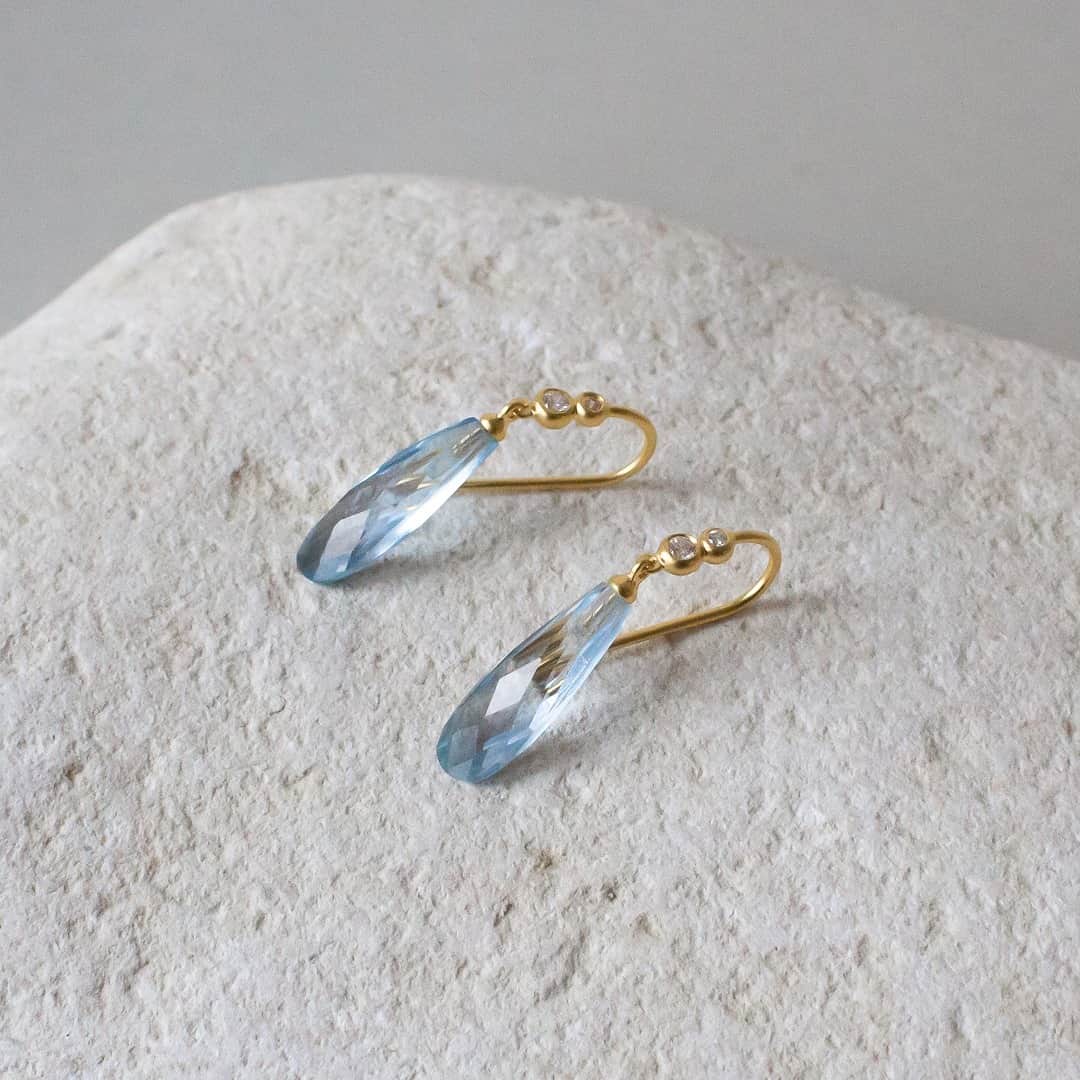 ジュリーサンドラゥさんのインスタグラム写真 - (ジュリーサンドラゥInstagram)「Harper - blue like the clear sky 🦋  What is your favorite color?  #juliesandlau #juliesandlaujewelry #jewelry #blue #harper #earrings #gold #collection」2月22日 17時39分 - juliesandlau