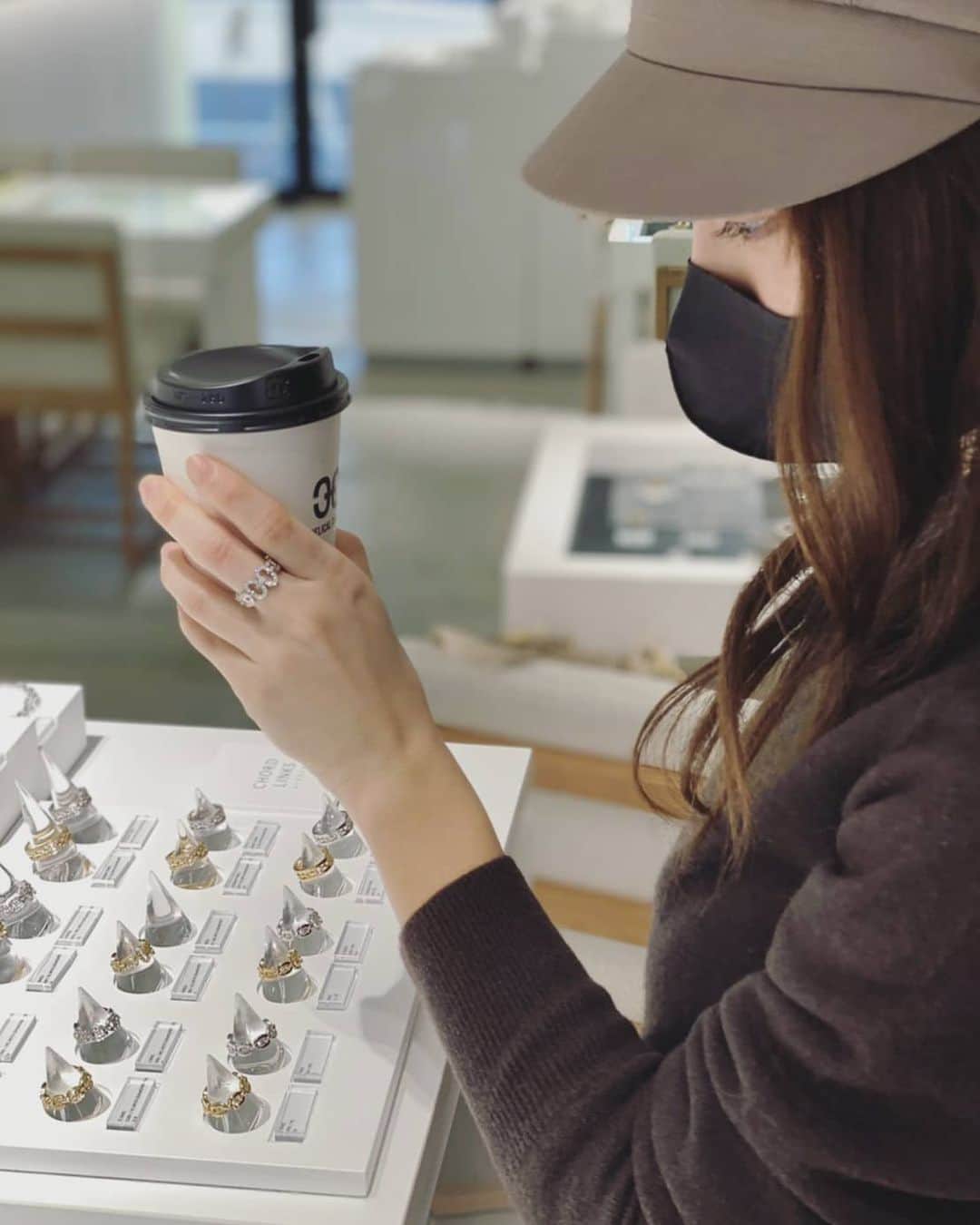 のインスタグラム：「一生物のジュエリー達...🥺🤍  恵比寿に出来たHELICAL CHORDの ギャラリー&カフェで☕を飲みながらリング選び。 沢山試着させてもらいました😳  ☑️ @helical__chord  “らせん”を意味する“HELICAL”は生命の奇跡､ “音”を意味する“CHORD”は人生が奏でる音色。  人との繋がり､想い､ストーリーを 大切にしたジュエリーは､ 大人の女性として､ずっと大切に着けられる､ 人生のパートナーのよう🤝  職人さんが丁寧に制作した 高品質のジュエリーの輝き､ 華奢で上品なデザインが美しく､ 短くてネイルもしていない素朴な 手が一気に華やいで嬉しい😳  約1ヶ月後に届くのが楽しみです😳  #大人の階段登った #コンシェルジュさんがとても親切🤍  #helicalchord#ヘリカルコード#artofinspiration#イエローゴールド#ホワイトゴールド#ダイアモンド#heartandcupid#恵比寿 #ブライダルリング#婚約指輪」