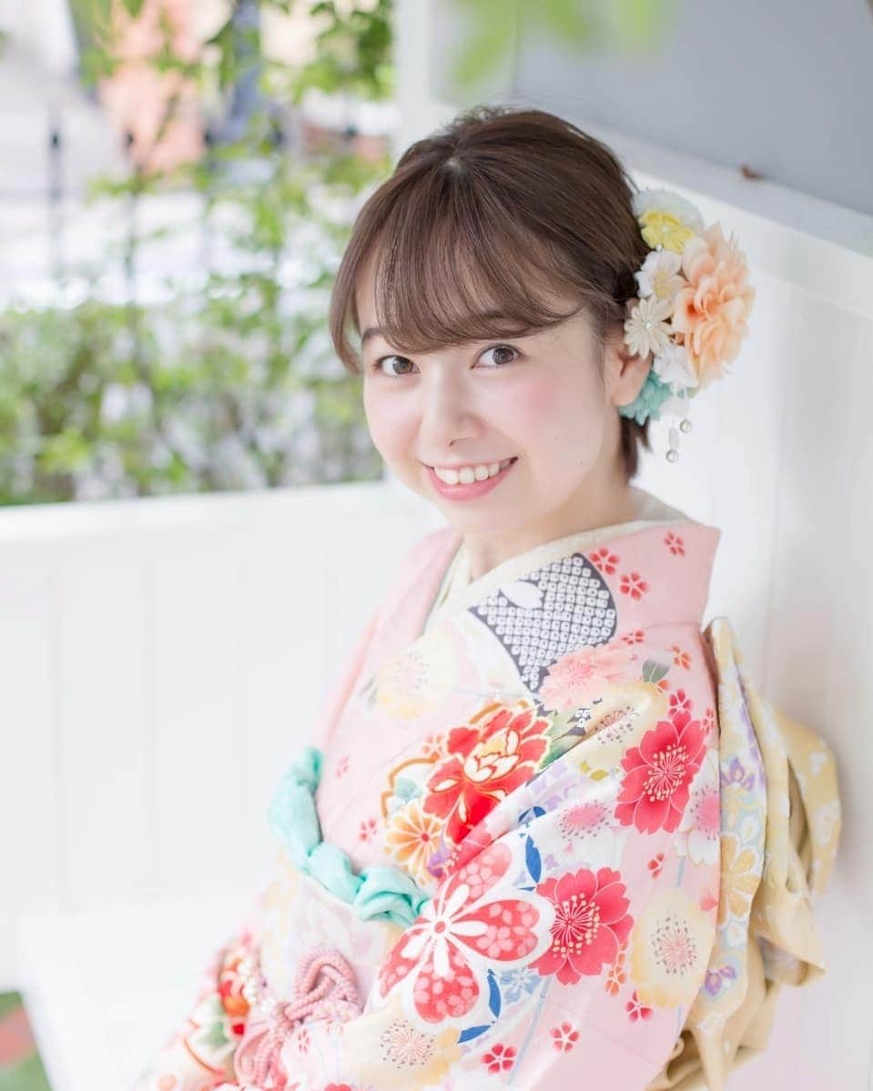 のインスタグラム：「. 久しぶりに撮影データを投稿します🌷  振袖モデルの撮影です😊  可愛い振袖を着ることができて嬉しかったです✨ 自分の成人式で着た振袖とは違う雰囲気のものが着れました！ . . 撮影したのはかなり前で、緊急事態宣言が出る前です🌻 . . . .  #成人式 #前撮り #成人式モデル #振袖モデル #成人式ヘア #振袖ヘア #振袖撮影 #振袖前撮り #二十歳 #ショートヘア #ショートヘアアレンジ #サロモ」