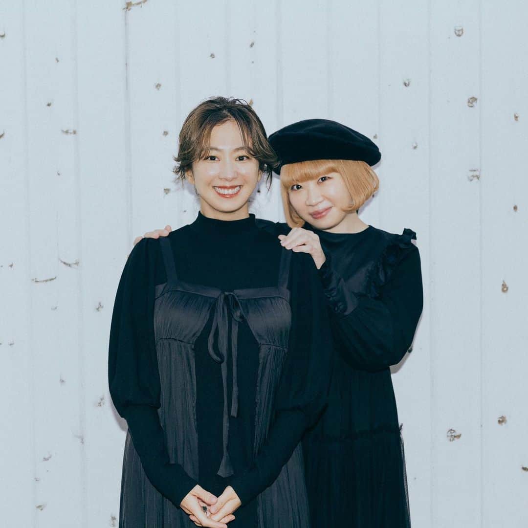 板橋よしえのインスタグラム：「. ▷ ▷ ▷対談連載 デザイナー板橋よしえの「おしえて好きなひと」第22回目のゲストは優香ちゃん💚 15年来のお友達、優香ちゃんとの出会いはTV番組。そこから時を経て、共通の友人を介して仲良くなったのだけど、出会ったときはまさかこんなに仲良くなるとは思ってもなかったよ！ いつも優しくて穏やかでかわいくて面白い。みんなをちゃんと面白くなるようにいじって場に優しい笑いを生んでくれる。 そんな優香ちゃんと、仕事のことや子育てのことなど、いろいろお話しました😌 ぜひ読んでもらえたらうれしいです🍀 プロフィールから飛べるようになっています～🙋‍♀️ #candystripper #candystripper_magazine 2月号  #優香」