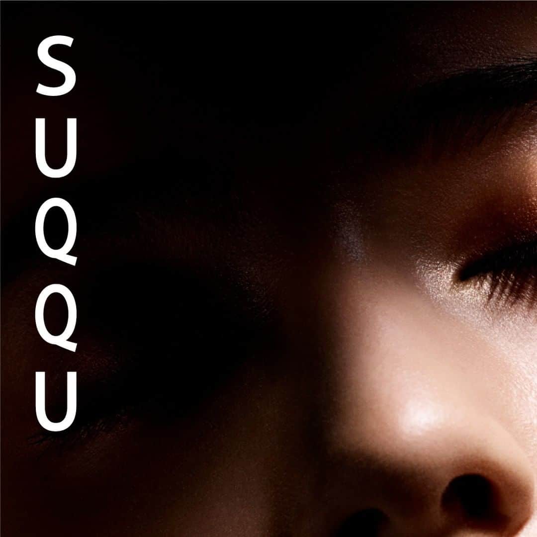 SUQQU公式Instgramアカウントさんのインスタグラム写真 - (SUQQU公式InstgramアカウントInstagram)「SUQQU's new powder foundation. Inspired by the beauty of ceramic glazes, the surface layer of pottery, this powder foundation finely coat the skin's inner radiance and create a soft satiny appearance.  GLOW POWDER FOUNDATION Launch date: March 5, 2021 in Japan  陶磁器の表面を覆う「釉薬」に着想を得た下地＆パウダーが内に秘めた艶をつつみ込み、まろやかな光沢肌に。 これが、次のSUQQUのパウダリー肌。  グロウ パウダー ファンデーション 2021年3月5日(金)全国発売 2021年2月26日(金)予約開始  以包覆於陶瓷器表面，綻放透明無瑕光感的的釉藥為靈感，推出全新的粧前乳和底妝，彷如將光采包覆其中，讓肌膚粧容綻放柔潤光澤。  晶采光艷粉餅 2021年3月5日全面上市 2021年2月26日開放預購  #SUQQU #スック #jbeauty #cosmetics #SUQQUbasemakeup #グロウパウダーファンデーション #basemake #newproduct」2月22日 17時45分 - suqqu_official