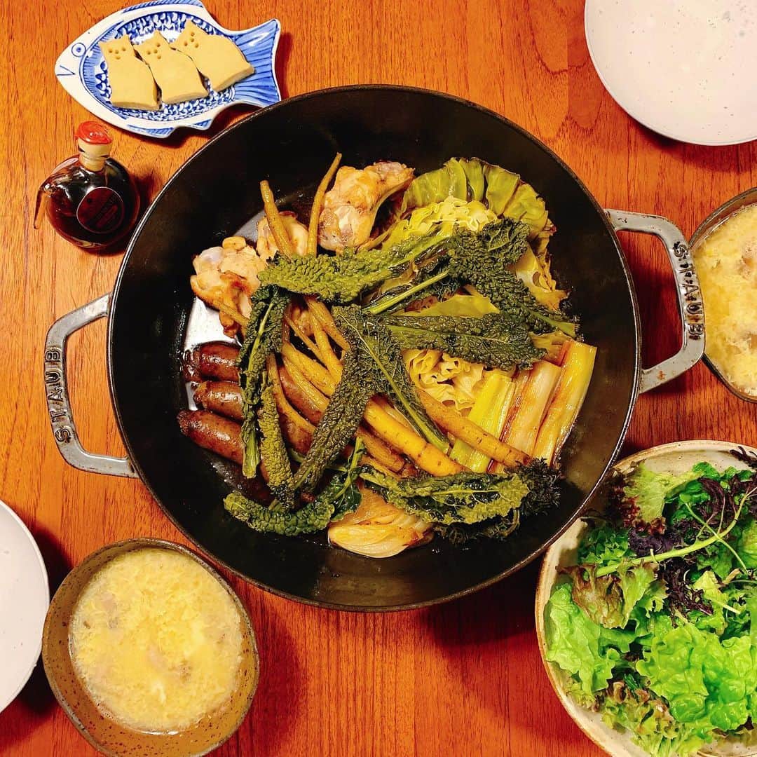リサ のインスタグラム：「アチェートモデナ バルサミコ酢でお野菜たっぷり&ちょっぴりお肉とソーセージで夜ごはん🍴 カラメルや砂糖を一切加えずにモデナ産のぶどうのみを6年熟成させたバルサミコ酢で、すごく美味しい〜🍇美味しいバルサミコ酢、中々出会えないからうれしい！サラダやパンにも付けて食べても美味しくて、止まらない🤤 @bioissimo_balsamic #アチェートモデナ #バルサミコ #バルサミコ酢 #バルサミコ酢ソース #バルサミコソース #簡単イタリアン #pr」