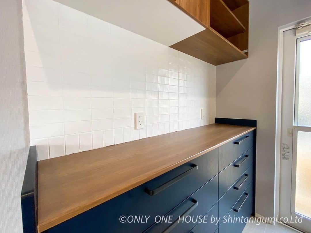 ONLY ONE HOUSE 株式会社 新谷組のインスタグラム：「* #Panasonic のカップボード  扉色は天板の木目と相性抜群の #ネイビーオーク をチョイスし お洒落にまとまりました💫  奥に貼った#ブルックリンタイル も ワンポイントです🙌🏻  more phots▶︎ @shintanigumi.co.ltd   インスタ毎日更新中🌐 いいね！&フォローよろしくお願いします🌿  --------------------------------------  新谷組は土地探しから 設計施工管理の全てを 弊社で担う事ができます！  大工工務店だからこそ出来る 枠にとらわれない自由な発想で お客様のお家づくりを 全力でサポートいたします💪🏻  お気軽にご相談ください☻  #ONLY_ONE_HOUSE by shintanigumi.co.Ltd  ✭ 本社𝕋𝔼𝕃  0770-78-1255 ✭ 事務所𝕋𝔼𝕃  0770-59-2552 ✭  𝔼 𝕞𝕒𝕚𝕝  shintanigumi@outlook.jp ✭ 新谷組𝙷𝙿 http://www.shintanigumi.jp  --------------------------------------  #新谷組 #施工事例 #オンリーワンハウス #おおい町 #舞鶴市 #高浜町 #小浜市 #敦賀市 #若狭町 #美浜町 #新築 #一戸建て #外構工事 #改修工事 #シンプルライフ #マイホーム #注文住宅 #デザイン住宅 #自由設計 #工務店 #家づくり #モデルハウス」