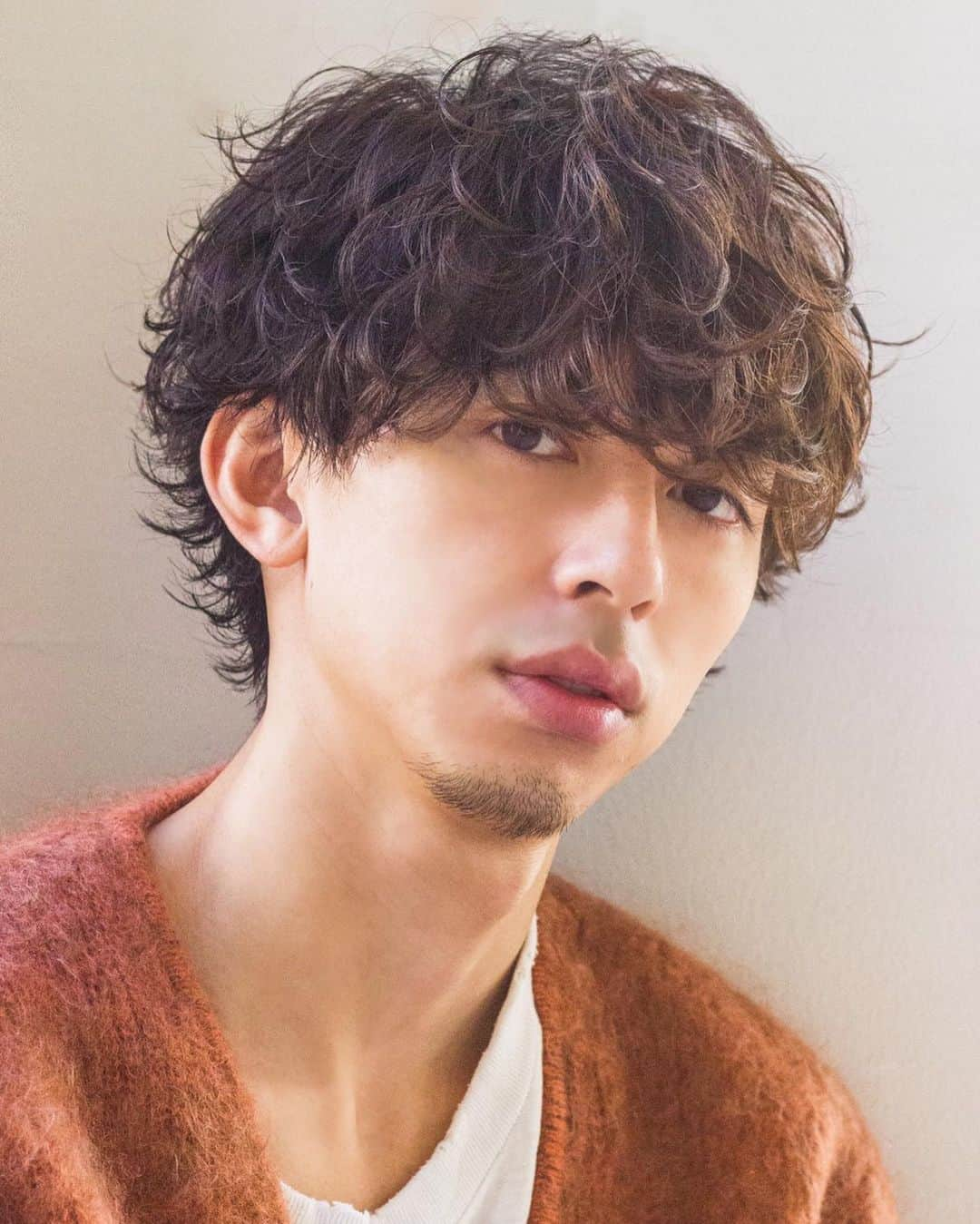 高木琢也さんのインスタグラム写真 - (高木琢也Instagram)「本日㊗️大安㊗️ 明日堀口美咲 スタイリストデビュー💇‍♂️💈 10代でお客さんできてからずっと笑顔。 負けん気強くて素直な子。 親御さんがわざわざ遠方からご挨拶に来てくれたことをついこの間の様に感じます。 学生時代から我武者羅に頑張ってた姿を知ってる。 最終面談の時の目標と意気込み。 すごく良かった！ 自分のこと、後輩の成長のこと、 誰かの夢を創ると約束してくれました。 立派になったねぇ😋笑 さぞ、ご両親も喜んだでしょう。 パーマが得意。誰にも言えなかった悩みも堀口には話せる。 頑張った分お客様はどんどんついてきてくれると思うからあんま心配してない。 これからはもっと視野を広く、高い目標に向かって頑張ってほしい。 これからが本当のスタートライン。 育ててもらった家族、友達、仲間たちに感謝を忘れずに。 笑顔と技術でいろんな人に夢や希望を与えられる美容師になって上がってこい😆 本当におめでとう🎉㊗️🎊 #ご予約は #OCEANTOKYO #sunny店へ #お願いします🙇‍♂️ #スタイリストデビュー #堀口美咲 #美容師」2月22日 17時53分 - takagi_ocean