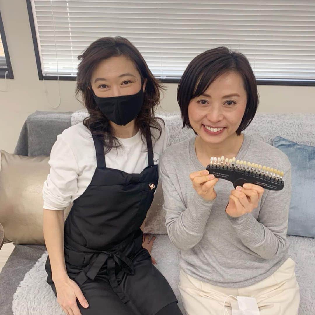南早苗のインスタグラム：「歯のケアはこまめにしていますか？ やはり歯の色でも第一印象はかわりますよね？  ということで、 私の姉のお店　　 @nicory.kanazawa  へ行ってきました。  セルフホワイトニングのお店です。  もちろん個人差はありますが、 私の場合、施術前、施術後で歯の色が ３段階！も明るくなって、大声を出して驚いちゃったww  で、この笑顔！まさにニコリー😄なわけです✨  セルフでホワイトニングって難しくない？？と 思われた方、大丈夫🙆‍♀️ きちんと教えてもらいながらできるのでなんの心配も ありません。 あ！もちろん、男性もオッケーです🙆‍♂️  歯の白さが増すだけで、なんとなくスッキリする この感じ😆✨✨ しばらく通ってみようと思います😊  美由紀おねぇたまー スタッフのLiSAちゃん ありがとう❤️  気になった方、一度体験してみてね😊 初回お試しは2000円(税別)だよー！  #nicoly #セルフホワイトニング　#白い歯　#うちの美由紀おねぇたまは優しいから安心してね　#たぶんおねぇたまパワーも受け取れるはず」
