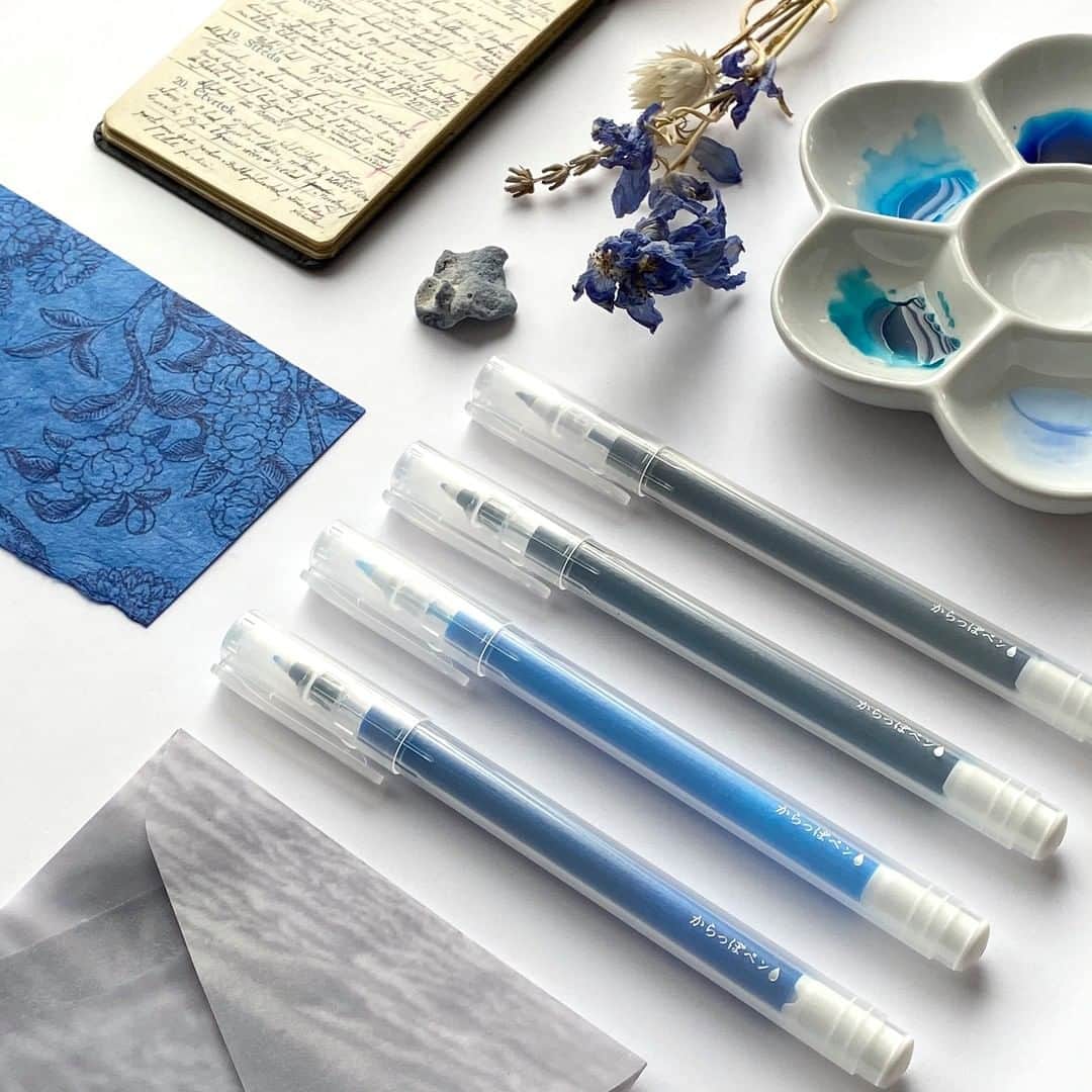 Kuretakeさんのインスタグラム写真 - (KuretakeInstagram)「青が好きな方は青色のからっぽペンをたくさん作るのもいいですね。自分の持ち物とコーディネートしてインクを調合するのもおしゃれ！  If you like cold colors, you can make a lot of blue empty pens. It's fashionable to mix inks that coordinate with your personal belongings!  #kuretake #kuretakezig #呉竹 #zig #watercolorink #珍しいもの好き #karappopen #uniqueproducts #customize #customized #forbeginners #家でできる #お家遊び #stayhome #stayhomechallenge #emptymarker #originalstationery #インク沼 #インク遊び #ink #inkcafe #万年筆 #万年筆インク #からっぽペン #文房具屋さん大賞2021 #blue #青色 #青 #blueink」2月22日 17時55分 - kuretakejapan