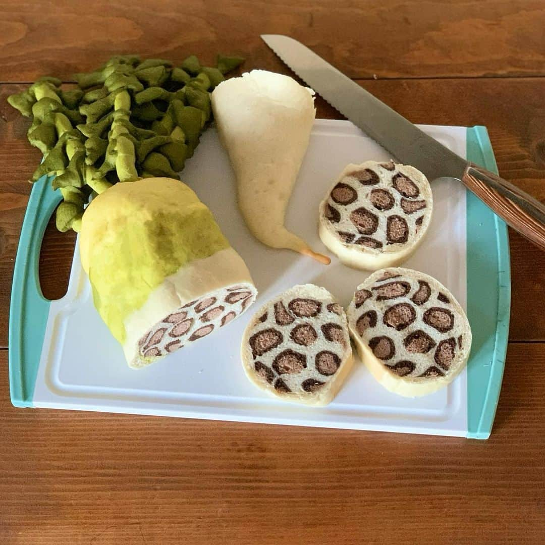 Ranさんのインスタグラム写真 - (RanInstagram)「. . Daikon Bread ! It was a leopard print. . . 大根のイラストパン。 おしゃれな大根〜！ . 久しぶりにヒョウ柄を作りました。 「イラストパンレシピBOOK」を参考に😉 . . . . . #bread #baker #radish #japaneseradish #vegetables #breakfast #reopard #breadstagram #illustrationbread #japanesefood #japanese #パン #手作りパン #大根 #大根レシピ #大根サラダ #大根アート #三星刃物 #パン切り包丁 #無添加パン #朝ごパン #カインズホーム #ヒョウ柄 #レオパード #豹柄 #パン教室 #konel #イラストパン #konelの八百屋さん #家庭菜園」2月22日 18時06分 - konel_bread