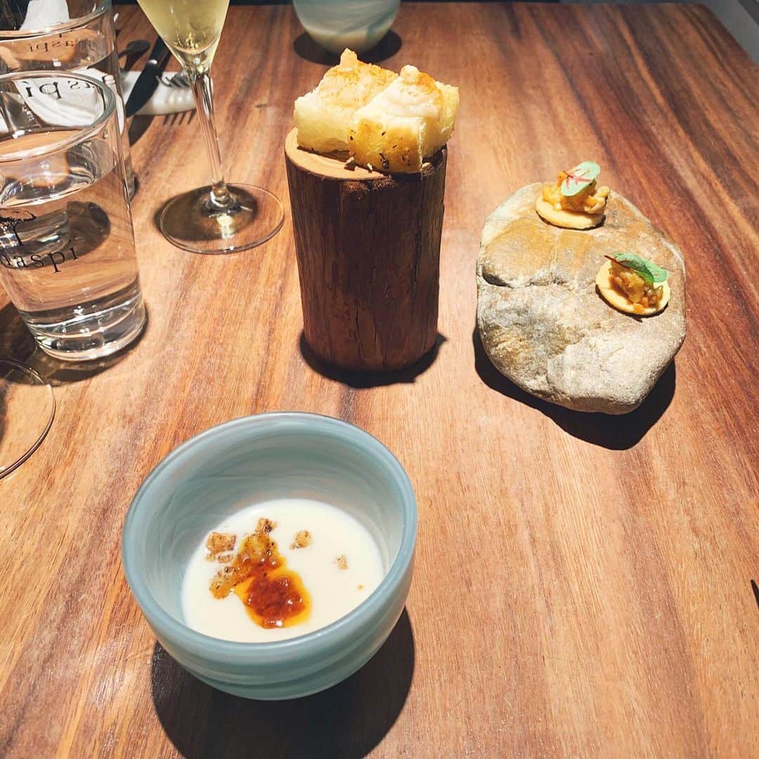 のインスタグラム：「🇪🇸  ﻿ 昨日はスペインランチ🥂 ﻿ @maspi.umeda  ﻿ スペインのカタルーニャ料理、﻿ 初めて食べたけど美味しかった🍽✨﻿ ﻿ ﻿ ﻿ -Aperitivos- ﻿ タパス3種﻿ ﻿ -Primero- 前菜﻿ 黒毛和牛ハチノスのヒヨコ豆の煮込み、卵黄のソース﻿ ﻿ -Fideua- パスタ料理﻿ タラとパプリカのフィデウア﻿ ﻿ -Segundo- メイン﻿ アンガス牛カイノミ、白インゲン豆と焼き野菜﻿ ﻿ -Postre y cafe- デザート フレンチトースト、カシスとバジルのアイス﻿ ﻿ ﻿ ﻿ ﻿ ring💍 @queen.lupis #リング (v1031) #ルピス #スペイン料理 #大阪ランチ #大阪グルメ #梅田ランチ #梅田グルメ #ランチ #関西グルメ #グルメ女子 #maspi #茶屋町ランチ #茶屋町あるこ」