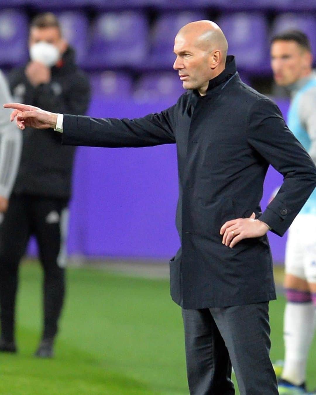 LFPさんのインスタグラム写真 - (LFPInstagram)「⚽️👈👔🌟  #Zidane #RealMadrid #RealValladolidRealMadrid #LaLiga #LaLigaSantander #Football #YouHaveToLiveIt #HayQueVivirla」2月22日 18時00分 - laliga