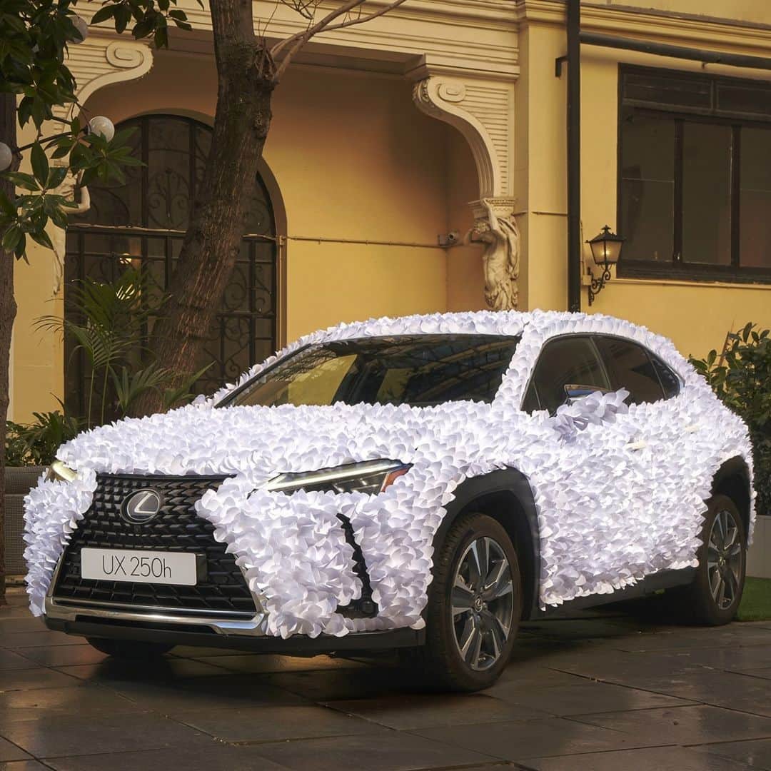 Lexus UKのインスタグラム：「Covered in thousands of paper petals, this zen garden-inspired design by @WeAreClapStudio has won the @LexusSpain UX Art Car Competition. What do you think?」