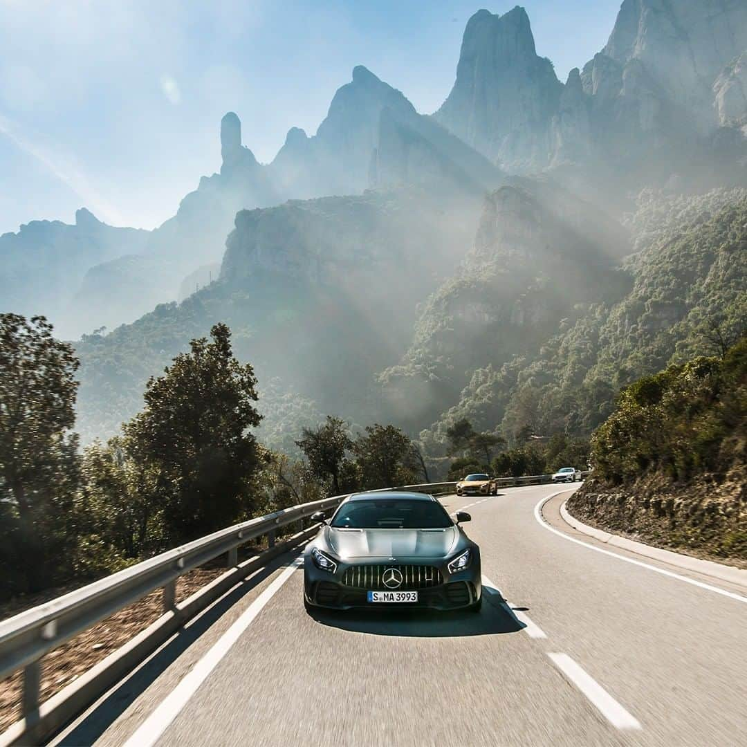 Mercedes AMGさんのインスタグラム写真 - (Mercedes AMGInstagram)「From the #MercedesAMG factory in Affalterbach to the heart of the Tyrolian mountains. Take a spin in the latest AMG models on our AMG Explorer tour "Cruise to Kitzbühel" and enjoy the peaks of comfort and supreme performance.   The #AMGExplorer program is now open for booking. Reserve your seat today! amg4.me/AMGExperiences3_ig  All services are provided by AMG Experiences GmbH.  #DrivingPerformance #AMGexperiences #WorldsFastestFamily」2月22日 18時00分 - mercedesamg