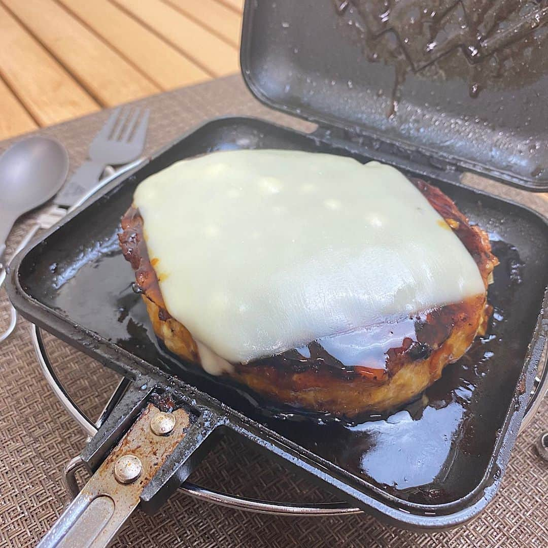 VASTLANDさんのインスタグラム写真 - (VASTLANDInstagram)「今回はホットサンドメーカーで「つくねハンバーグ」を作ってみました💁‍♂️ まずはみじん切りにした玉ねぎと鶏ひき肉、パン粉、塩こしょうを混ぜます🌀 肉だねの形を整えて片栗粉をまぶし、油の塗ったプレートにのせて焼きます🔥 両面火が通れば照り焼きダレをかけ、スライスチーズをのせて完成です😆👍  #VASTLAND #ヴァストランド #ホットサンド #ホットサンドメーカー #camp #キャンプギア #キャンプ道具 #キャンプ用品 #テント #camping #ソロキャンプ #デイキャンプ #ファミリーキャンプ #ファミキャン #グルキャン #ソロキャン #オートキャンプ #キャンプ女子 #キャンプ初心者 #キャンパー  #キャンプ好き #アウトドア #アウトドア用品」2月22日 18時00分 - vastland.jp