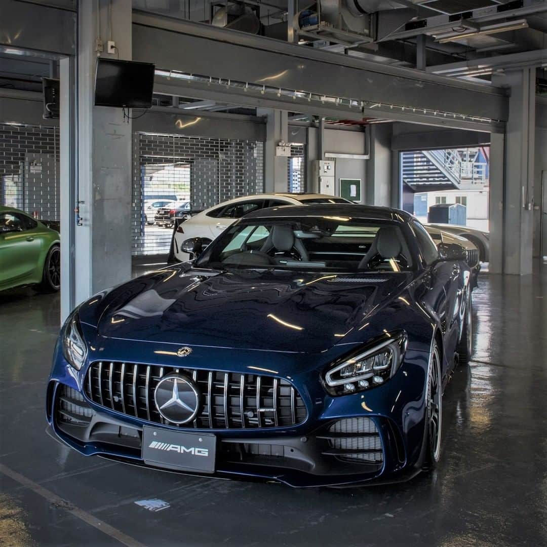 Mercedes-Benz Thailandさんのインスタグラム写真 - (Mercedes-Benz ThailandInstagram)「############ 🏁 AMG Monday 🏁 ############  AMG Selected: Mercedes-AMG GT R   สัมผัสถึงแก่นแท้ความเป็นนักแข่งมืออาชีพ กับ Mercedes-AMG GT R ด้วยสมรรถนะอันทรงพลัง ดุดัน เฉียบคมทุกดีไซน์ และเปี่ยมไปด้วยเทคโนโลยีชั้นสูง ด้วยเครื่องยนต์ AMG V8 ขนาด 4.0 ลิตร biturbo ให้แรงม้าสูงสุด 585 แรงม้า และแรงบิดถึง 700 นิวตันเมตร อัตราเร่ง 0-100 km/h ภายในเวลา 3.6 วินาที ที่จะพาคุณทะยานสู่ความเร้าใจในแบบฉบับของ AMG ได้อย่างแท้จริง  ติดตามความเคลื่อนไหวของเมอร์เซเดส-เบนซ์ ก่อนใครได้ที่  LINE Official Account @ mercedesbenzth http://mb4.me/MBTHLINE  พิสูจน์ความสปอร์ตขั้นสุดของ Mercedes-AMG GT R ได้ที่ https://www.mercedes-benz.co.th/AMG-GTR  พบกันทุกวันจันทร์กับ AMG Monday ที่รวมทุกความเร้าใจจาก Mercedes-AMG มาให้แฟนเพจได้ติดตามกันนะครับ See you next Monday !!  #AMGMonday #Mercedes #AMG 🔥 #GTR #AMGGTFamily #DrivingPerformance #Power #Passion #Instacar #Luxury #MercedesAMG #MercedesBenzThailand」2月22日 18時00分 - mercedesbenzthailand