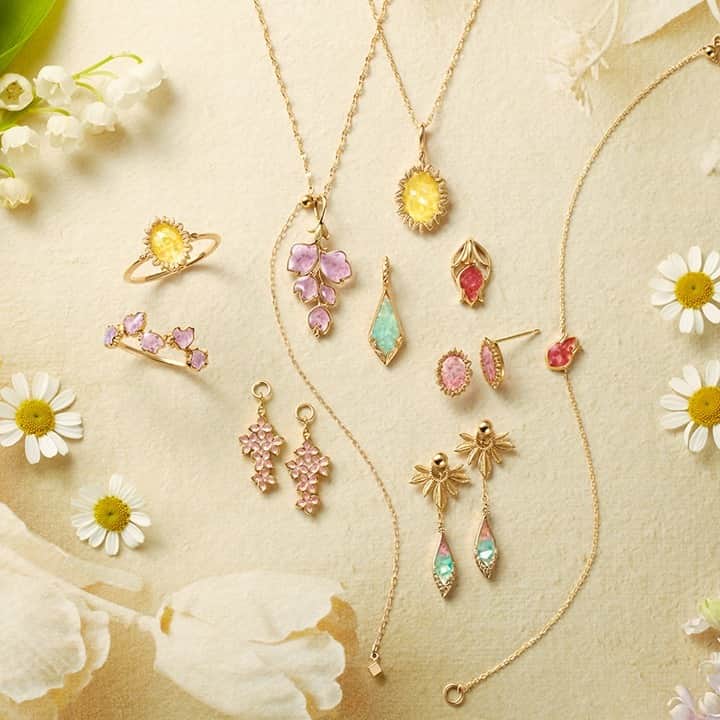 ageteさんのインスタグラム写真 - (ageteInstagram)「. 【花言葉 ライラック】 思い出・友情  ライラックの花は通常4枚のため、 まれにある3枚や5枚のものを 「ラッキーライラック」と呼ぶそう。 「リラの咲く頃」「リラ冷え」など、 季節を象徴する花としても愛されている。  ※花言葉には諸説あります。  #agete #jewelry #accessory #piercedearrings #necklace #ring #spring #collection #newarrivals﻿ #flowerlanguage #アガット #ジュエリー #アクセサリー #ピアス #ネックレス #リング #春 #コレクション #新作 #花言葉」2月22日 18時00分 - agete_official