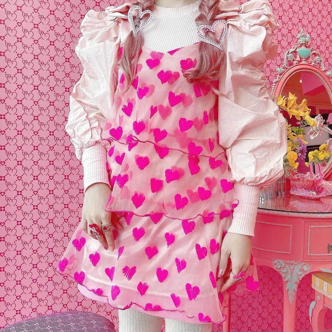 MERYさんのインスタグラム写真 - (MERYInstagram)「.⁣ ガーリーファッションを極めたいなら、「可愛いピンク」を販売するお店のデザイナーさんを参考にしてみて💖⁣ .⁣ アクセサリーやインテリア雑貨を販売する『Mu-Mu @mu_mu_pink 』のデザイナー、NAMIKO_MORIさんの「 #森のファッション 」がラブリーで真似したくなるんです！ピンクを取り入れたチャーミングなコーデは、ガーリー女子にたまらなく刺さるはず🍀ピンクで溢れる世界観がとっても可愛いので、是非InstagramもCHECKしてみてくださいね🌷⁣ .⁣ MERYでは他にも「かわいい」に近づくさまざまな情報を発信しています。⁣ @mery.beauty コスメ・美容に特化した情報をお届け♡⁣ @mery_spot 話題のカフェやお出かけスポットをご紹介！⁣ こちらもぜひチェックしてみてください！⁣ .⁣ .⁣ photo by @namikomori⁣ .⁣ #MERY #regram #instagram #instafashion #fashion #ootd #coordinate #pinkfashion #pinklovers #mu_mu #데일리룩 #옷스타그램 #오오티디 #코디 #패션 #패션피플 #森のファッション #ガーリーコーデ #ピンクコーデ #ピンク大好き #滋賀セレクトショップ #コーディネート #ファッション #今日のコーデ #今日の服 #お洒落 #お洒落さんと繋がりたい #MERY女子 #メリー」2月22日 18時00分 - mery.jp