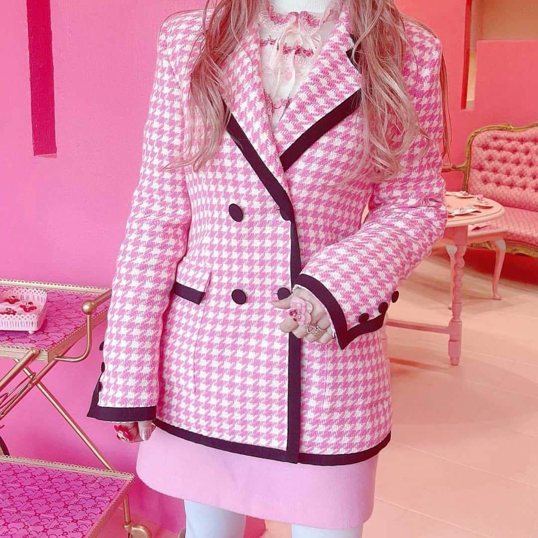 MERYさんのインスタグラム写真 - (MERYInstagram)「.⁣ ガーリーファッションを極めたいなら、「可愛いピンク」を販売するお店のデザイナーさんを参考にしてみて💖⁣ .⁣ アクセサリーやインテリア雑貨を販売する『Mu-Mu @mu_mu_pink 』のデザイナー、NAMIKO_MORIさんの「 #森のファッション 」がラブリーで真似したくなるんです！ピンクを取り入れたチャーミングなコーデは、ガーリー女子にたまらなく刺さるはず🍀ピンクで溢れる世界観がとっても可愛いので、是非InstagramもCHECKしてみてくださいね🌷⁣ .⁣ MERYでは他にも「かわいい」に近づくさまざまな情報を発信しています。⁣ @mery.beauty コスメ・美容に特化した情報をお届け♡⁣ @mery_spot 話題のカフェやお出かけスポットをご紹介！⁣ こちらもぜひチェックしてみてください！⁣ .⁣ .⁣ photo by @namikomori⁣ .⁣ #MERY #regram #instagram #instafashion #fashion #ootd #coordinate #pinkfashion #pinklovers #mu_mu #데일리룩 #옷스타그램 #오오티디 #코디 #패션 #패션피플 #森のファッション #ガーリーコーデ #ピンクコーデ #ピンク大好き #滋賀セレクトショップ #コーディネート #ファッション #今日のコーデ #今日の服 #お洒落 #お洒落さんと繋がりたい #MERY女子 #メリー」2月22日 18時00分 - mery.jp