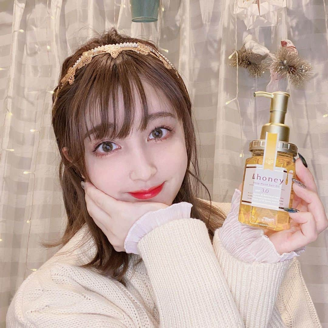 新希咲乃さんのインスタグラム写真 - (新希咲乃Instagram)「&honey ディープモイストヘアオイル🐝🍯  ハチミツの形がずっと気になってて、色も本物のハチミツみたいだから 今回この機会に使ってみたよ〜(●︎´`●︎)  うるおい成分がたっぷり入ってるから、ナチュラルなのにすごくうるうるな髪の毛になったよ～～！！ 香りも本当に良くて、ずっと嗅いでたくなるような香りです🥮  なんかモテそうな香りだな〜って思うの♡ お風呂から出た時と、お出かけ前にちょっとつけて濡れ感出すのにも凄く良かった！！  ドラッグストアとか、色んな場所で売ってるからぜひ、チェックしてみてね♡ 色違いのピンクもとにかく見た目が可愛いし、香りも潤いも良かったから、おすすめだったよ💗  #アンドハニー #ハチミツ #メルティハニー #ヘアケア #はちみつ美容 #ヘアオイル #乾燥ケア #バスタイム #andhoney #🐝 #🍯 #💛 #andhoney_pr」2月22日 18時00分 - niki_sakino