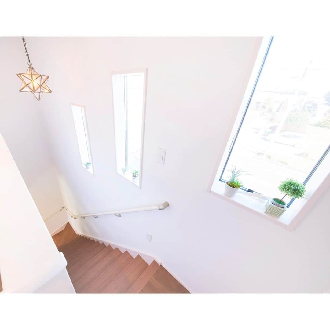 タマホーム株式会社さんのインスタグラム写真 - (タマホーム株式会社Instagram)「~ お客様のおうち~ さりげないワンポイントに、陽の光が射し込む明るい窓。 爽やかな光が入る階段スぺ―スです♪ - - ---お知らせ タマホームの良質低価格住宅をご体感ください！ はじめての「予約来場」でQUOカード４０００円分を進呈。 開催期間｜3/14(日)まで全国一斉開催中 ※進呈には一部条件がございます。あらかじめご了承ください。 詳しくはタマホーム公式HPをご覧ください。 - - #階段 #階段ホール #インテリア #照明 #二世帯住宅 #二世帯住宅完全分離型 #四角い家 #黒い家 #タマホーム #施工事例 #施工例 #注文住宅 #自由設計 #家 #マイホーム #住まい #住宅ローン #新築戸建て #家づくり #家づくりアイデア #マイホーム計画 #空間デザイン #空間設計 #上質な暮らし」2月22日 18時00分 - tamahome_official