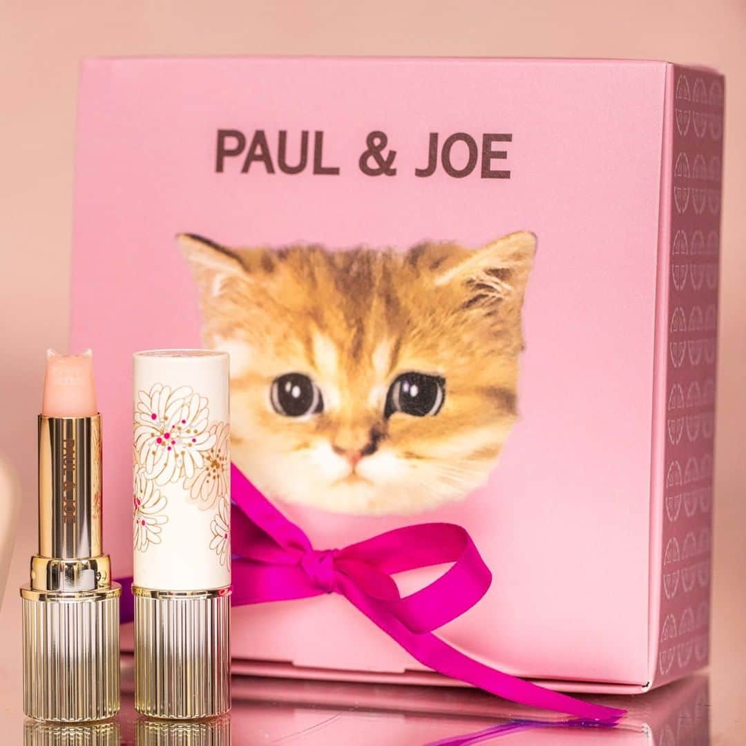 PAUL & JOE BEAUTEさんのインスタグラム写真 - (PAUL & JOE BEAUTEInstagram)「・ Gipsy and Nounette are thrilled it’s World Cat Day! Celebrate with a richly hydrating and adorable treatment that will leave the lips pillowy soft  ■Treatment Lipstick 〈Available now〉  ヌネットとジプシーが #猫の日 を お祝い♡  今日は、うるおい感のあるやわらかなくちびるに してくれるネコのリップスティック トリートメントを持ち歩いてみてはいかがですか？  ■リップスティック トリートメント   セット価格￥2,750(税込) 〈店頭とオンラインショップで発売中〉  #PaulandJoe #paulandjoebeaute #ポールアンドジョー ＃cat #catstagram #catofinstagram #lipstick #catlipstick #beautiful #beauty #instagood #instabeauty #猫 #ネコ #うるおい #コスメ垢 #デパコス」2月22日 18時00分 - paulandjoe_beaute
