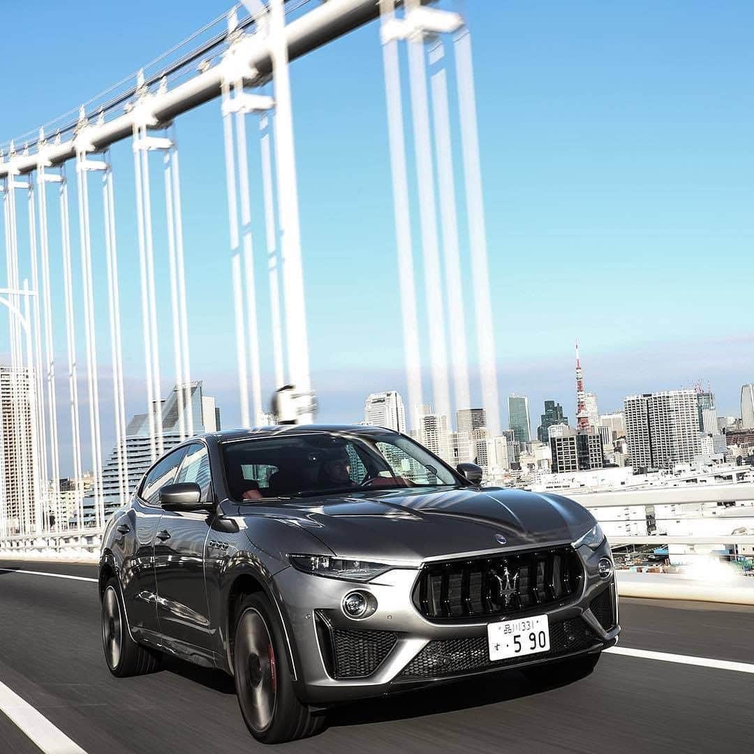 Maserati Japan | マセラティ ジャパンのインスタグラム：「アグレッシブでありながらラグジュアリーであることも忘れない。この相反する2つの要素が無理なく共存した、レヴァンテ トロフェオのデザインは、明瞭かつ理路整然とした弁舌で、マセラティそのものが何たるかを語っています。  #Maserati #マセラティ  #MaseratiJapan #マセラティジャパン #LevanteTrofeo #レヴァンテトロフェオ  レヴァンテ トロフェオの詳細はこちら https://www.maserati.com/jp/ja/models/levante」