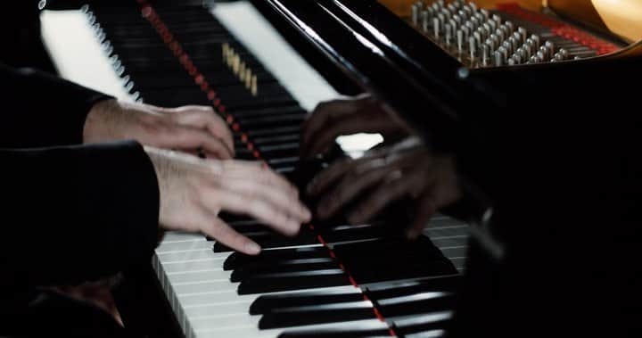 Leiki Uedaのインスタグラム：「Leiki Ueda - “Once Upon a December” solo piano arrangement. Now available on YouTube.com/LeikiUeda」